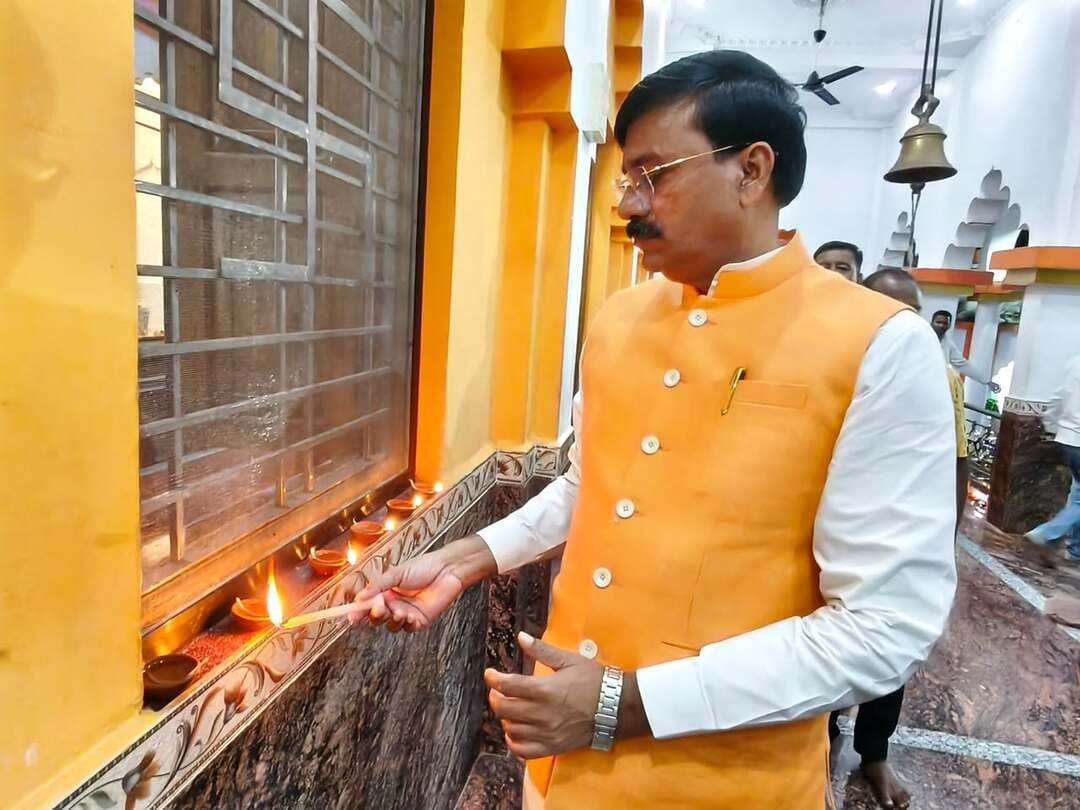 #सेवा_संकल्प_अभियान
आज यशस्वी माननीय प्रधानमंत्री श्री नरेन्द्र मोदी जी के जन्मदिवस के अवसर पर श्री पंचमुखी हनुमान मंदिर, नोहटा में 2100 दीप प्रज्वलित कर माननीय प्रधानमंत्री जी के उत्तम स्वास्थ्य एवं दीर्घायु जीवन की मंगलकामनाएं की।
इस अवसर पर प्रदेश के संस्कृति, पर्यटन, धार्मिक न्यास एवं धर्मस्व राज्यमंत्री स्वतंत्र प्रभार धमेंद्र सिंह लोधी ने श्रद्धा एवं आस्था के साथ दीप प्रज्वलित कर देश की निरंतर प्रगति, समृद्धि एवं जनकल्याण की कामना की।
17 सितंबर से 17 अक्टूबर 2026 तक #सेवा_संकल्प_अभियान के अंतर्गत विभिन्न सेवा एवं जनकल्याणकारी गतिविधियों का आयोजन किया जाएगा।
इस सेवा पखवाड़े के माध्यम से समाज के प्रत्येक वर्ग तक सेवा, सहयोग एवं जनहित के कार्यों को पहुंचाने का संकल्प लिया गया है।
#AshirwadKaDiya