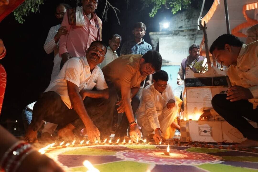 पथरिया में सेवा संकल्प अभियान के तहत संजय चौराहे पर सुंदरकांड एवं बड़े तालाब घाट पर ‘एक दिया आशीर्वाद का’ कार्यक्रम आयोजित हुआ।
प्रदेश के आनंद विभाग राज्यमंत्री स्वतंत्र प्रभार श्री लखन पटेल की उपस्थिति में 5 हजार दीपों से बड़ा तालाब घाट जगमगा उठा।
महिलाओं द्वारा बनाई गई आकर्षक रंगोलियों ने आयोजन की सुंदरता बढ़ाई।
धार्मिक आस्था, जनभागीदारी और सेवा भाव के साथ नगरवासियों ने अभियान में सहभागिता दर्ज कराई।
इस अवसर पर जनप्रतिनिधियों, प्रशासनिक अधिकारियों एवं बड़ी संख्या में नगरवासियों की उपस्थिति रही।
#AshirwadKaDiya