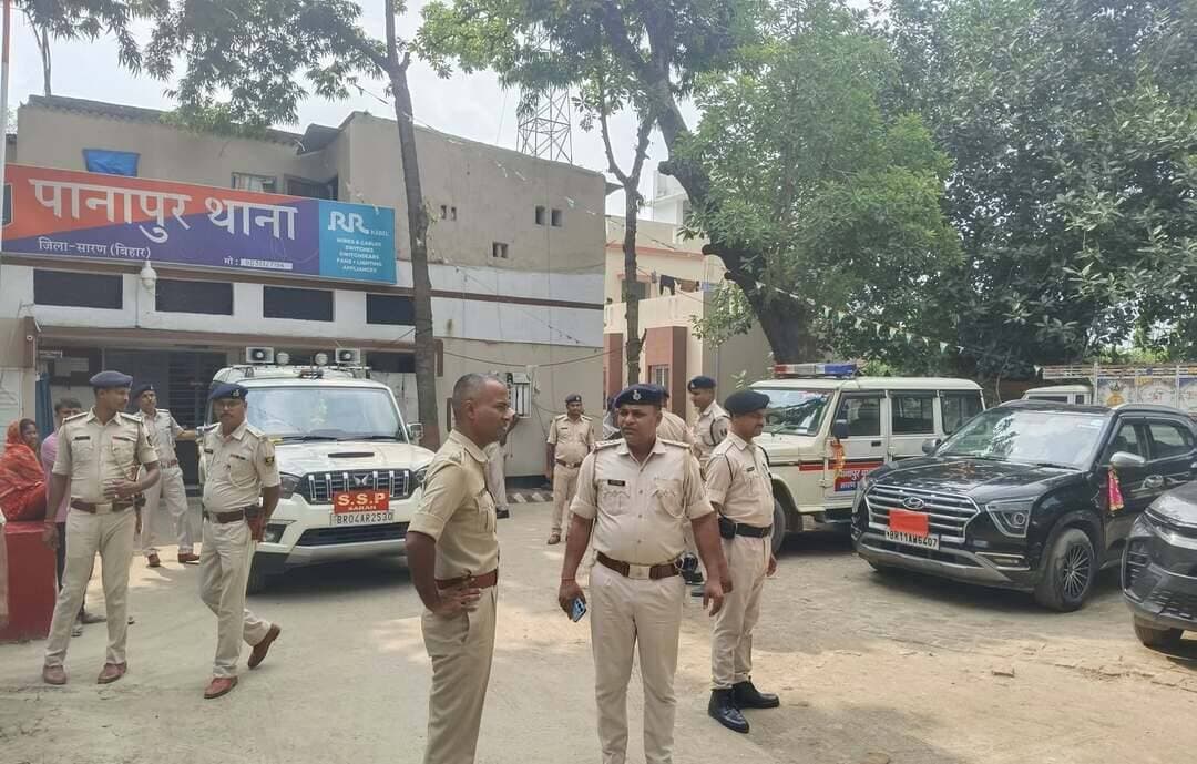 🚨 पानापुर थाना पहुंचे सारण SSP, औचक निरीक्षण कर पुलिसकर्मियों को दिए कई निर्देश
पानापुर (सारण)। वरीय पुलिस अधीक्षक, सारण द्वारा 17 सितंबर 2026 को पानापुर थाना का औचक निरीक्षण किया गया। इस दौरान अनुमंडल पुलिस पदाधिकारी, मढ़ौरा-2, थानाध्यक्ष पानापुर सहित अन्य पुलिस पदाधिकारी मौजूद रहे।
निरीक्षण के दौरान SSP ने थाना की कार्यप्रणाली और प्रशासनिक व्यवस्थाओं का जायजा लिया। उन्होंने थाना परिसर, बैरक की साफ-सफाई, अभिलेखों के संधारण, मालखाना, हाजत, शस्त्रागार, सीसीटीवी व्यवस्था, आगंतुक पंजी तथा सरकारी संपत्तियों के रख-रखाव का बारीकी से निरीक्षण किया।
इसके साथ ही विधि-व्यवस्था की स्थिति और लंबित कांडों की प्रगति की समीक्षा की गई। SSP ने लंबित मामलों के त्वरित निष्पादन, अपराध नियंत्रण, नियमित वाहन जांच और प्रभावी रात्रि गश्ती सुनिश्चित करने का निर्देश दिया।
संवेदनशील स्थलों पर विशेष निगरानी रखने तथा क्षेत्र में शांति एवं विधि-व्यवस्था बनाए रखने पर भी विशेष जोर दिया गया। वहीं आम लोगों की शिकायतों का निष्पक्ष एवं समयबद्ध समाधान करने और जनता के साथ शालीन एवं संवेदनशील व्यवहार करने का निर्देश पुलिस पदाधिकारियों को दिया गया।
SSP ने पुलिसकर्मियों को प्रत्येक कार्रवाई में पारदर्शिता एवं जवाबदेही बनाए रखने तथा अपने दायित्वों का पूरी निष्ठा के साथ निर्वहन करने के लिए निर्देशित किया।
निरीक्षण के दौरान थाना परिसर की स्वच्छता, अनुशासन, अभिलेखों के अद्यतन संधारण एवं सरकारी संसाधनों के उचित रख-रखाव को लेकर भी आवश्यक दिशा-निर्देश दिए