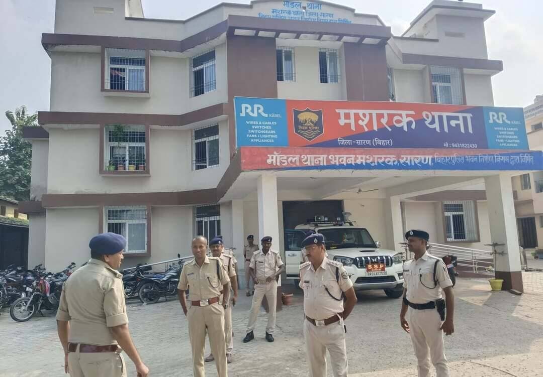 सारण में SSP का औचक निरीक्षण, मशरक थाना और अंचल की व्यवस्थाओं का लिया जायजा
सारण के वरीय पुलिस अधीक्षक ने 17 सितंबर 2026 को मशरक थाना का औचक निरीक्षण किया। इस दौरान अनुमंडल पुलिस पदाधिकारी मढ़ौरा-2, अंचल पुलिस निरीक्षक, मशरक अंचल, थानाध्यक्ष मशरक समेत अन्य पुलिस पदाधिकारी मौजूद रहे।
निरीक्षण के दौरान SSP ने थाना परिसर, बैरक की साफ-सफाई, अभिलेखों के संधारण, मालखाना, हाजत, शस्त्रागार, सीसीटीवी व्यवस्था, आगंतुक पंजी और सरकारी संपत्तियों के रख-रखाव सहित विभिन्न व्यवस्थाओं का जायजा लिया। साथ ही विधि-व्यवस्था और लंबित कांडों की प्रगति की समीक्षा की गई।
SSP ने लंबित कांडों के त्वरित निष्पादन, अपराध नियंत्रण, नियमित वाहन जांच और प्रभावी रात्रि गश्ती सुनिश्चित करने का निर्देश दिया। संवेदनशील स्थानों पर विशेष निगरानी रखते हुए क्षेत्र में शांति एवं विधि-व्यवस्था बनाए रखने पर जोर दिया गया।
उन्होंने आमजन की शिकायतों का निष्पक्ष एवं समयबद्ध समाधान करने तथा लोगों के साथ शालीन और संवेदनशील व्यवहार करने का निर्देश दिया। पुलिस कार्रवाई में पारदर्शिता और जवाबदेही बनाए रखने के साथ अधिकारियों एवं कर्मियों को पूरी निष्ठा से अपने दायित्वों का निर्वहन करने को कहा गया।
निरीक्षण के क्रम में मशरक अंचल का भी जायजा लिया गया। यहां परिसर की स्वच्छता, अनुशासन, अभिलेखों के अद्यतन संधारण और सरकारी संसाधनों के उचित रख-रखाव को लेकर संबंधित पदाधिकारियों को आवश्यक दिशा-निर्देश दिए गए।
न्यूज़ बिहार लाइव के लिए राजेश तिवारी की रिपोर्ट।