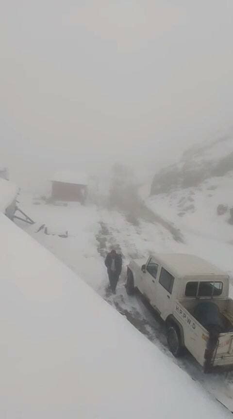 बर्फबारी से मौसम हुआ सुहावना
#snowfall #chamba #himachal #viralvideo