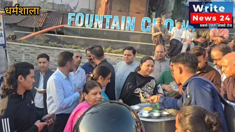 धर्मशाला: प्रधानमंत्री नरेंद्र मोदी के 76वें जन्मदिवस के उपलक्ष्य पर आज भाजपा कार्यकर्ताओं ने कोतवाली चौंक पर बांटा हलवा ।
#dharmshala #primeminister #narendermodi #birthday
