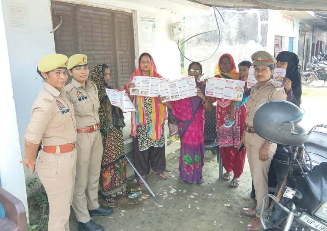 बाराबंकी में मिशन शक्ति फेज-05 के तहत पुलिस ने जागरूकता अभियान चलाया, SP अर्पित विजयवर्गीय के निर्देशन में महिला पुलिस ने हेल्पलाइन नंबर 1090, 112, 181 समेत योजनाओं की जानकारी दी
#viralvideo #barabanki
