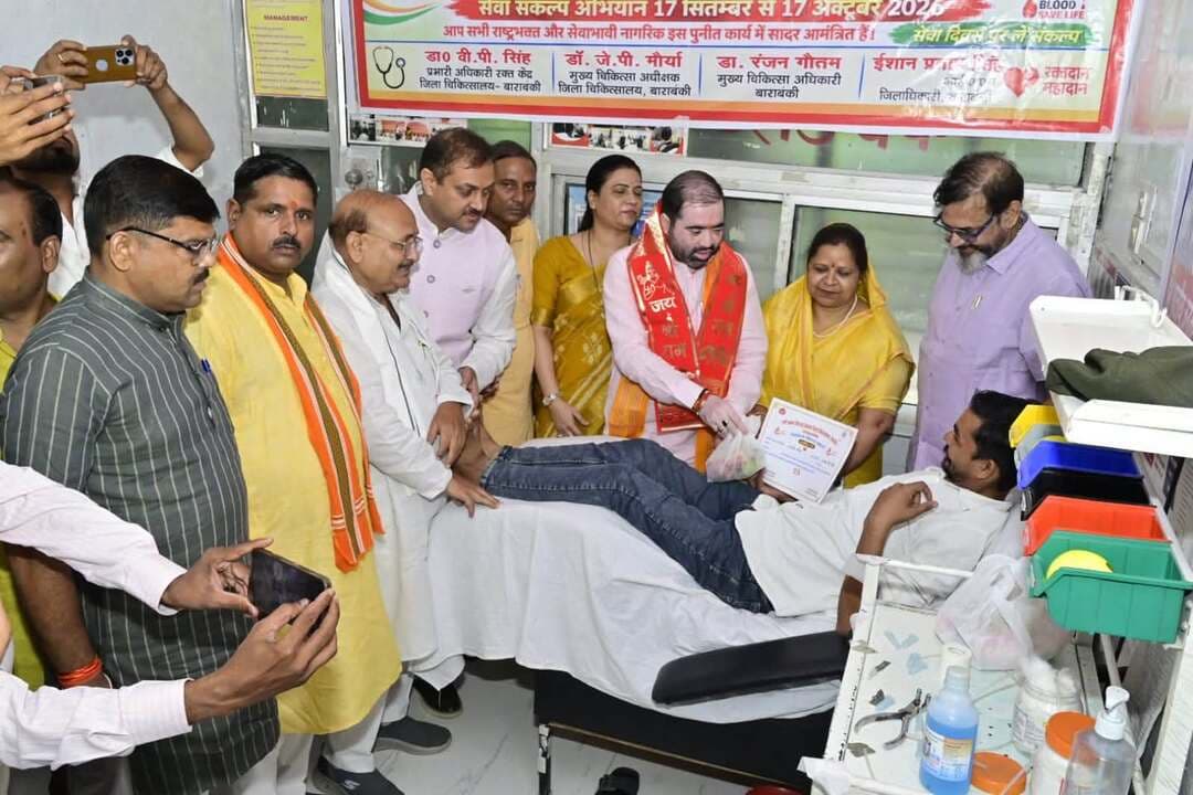 बाराबंकी जिला अस्पताल में PM मोदी के जन्मदिन पर सेवा संकल्प अभियान, राज्यमंत्री सतीश शर्मा ने फीता काटकर रक्तदान शिविर का शुभारंभ किया, मौके पर मौजूद रहे, मरीजों को फल बांटे।
#SevaSankalp #ModiBirthday #Barabanki #BloodDonation