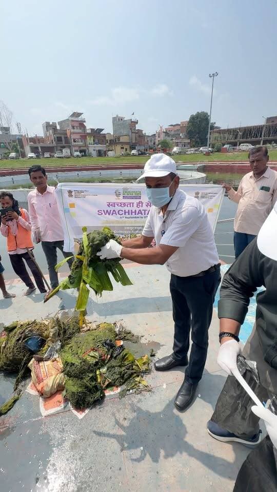 17 सितंबर 2026 को बाराबंकी में ‘स्वच्छता ही सेवा अभियान’ के तहत तालाब की साफ-सफाई की जा रही है।
#viralvideo #barabanki