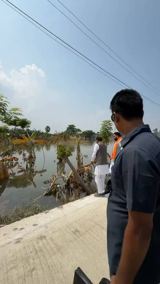 बिहार के बाढ़ प्रभावित क्षेत्रों का आज केंद्रीय कृषि एवं किसान कल्याण मंत्री श्री शिवराज सिंह चौहान ने दौरा कर किसानों से संवाद किया।
बाढ़ से केले की फसल को हुए भारी नुकसान का जायजा लिया। किसानों को भरोसा दिलाया कि नुकसान की पूरी भरपाई के लिए हरसंभव सहायता सुनिश्चित की जाएगी।
किसानों की पीड़ा हमारी पीड़ा है, संकट की इस घड़ी में सरकार पूरी मजबूती से किसानों के साथ खड़ी है। 🙏
#bihar #BiharNews #BiharFlood #reelschallenge #reelsviralシ #reelsvideo #reelsviral #reelsfbシ #reelsvideoシ #viralreelschallenge #viralvideochallenge #viralreelsシ #viralreelsfacebook #viralreels #trendingreels #trendingreelsvideo