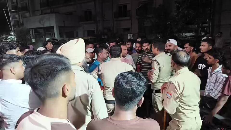 रुद्रपुर- तेज रफ़्तार कार की टक्कर से स्कूटी सवार व्यक्ति की हुई मौ#त, परिजनों में हॉस्पिटल में हंगामा, कार पर लिखा है पुलिस