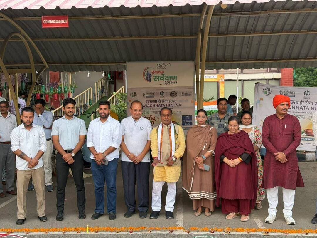 पंचकूला में ‘आशीर्वाद का दीया’ कार्यक्रम, शक्ति रानी शर्मा और मेयर शाम लाल बंसल ने की सहभागिता
प्रधानमंत्री नरेंद्र मोदी के जन्मदिवस के अवसर पर पंचकूला मेयर कार्यालय में ‘आशीर्वाद का दीया’ कार्यक्रम आयोजित किया गया। कार्यक्रम में कालका विधायक श्रीमती शक्ति रानी शर्मा ने सहभागिता की। इस अवसर पर पंचकूला के मेयर श्री शाम लाल बंसल भी उपस्थित रहे।
कार्यक्रम के दौरान प्रधानमंत्री नरेंद्र मोदी की 25 वर्षों की राष्ट्रसेवा, समर्पण और जनकल्याण की यात्रा को प्रेरणास्रोत बताया गया। सेवा संकल्प अभियान के तहत समाज के अंतिम व्यक्ति तक जनकल्याण की भावना पहुंचाने और ‘विकसित भारत’ के संकल्प को साकार करने में योगदान देने का आह्वान किया गया।
इस अवसर पर सेवा, सुशासन और राष्ट्रहित के संकल्प की ज्योति को जन-जन तक पहुंचाने का संदेश दिया गया।
पंचकूला की हर बड़ी खबर के लिए Follow करें।
#panchkulanews #panchkula #panchkulasocialmedia
