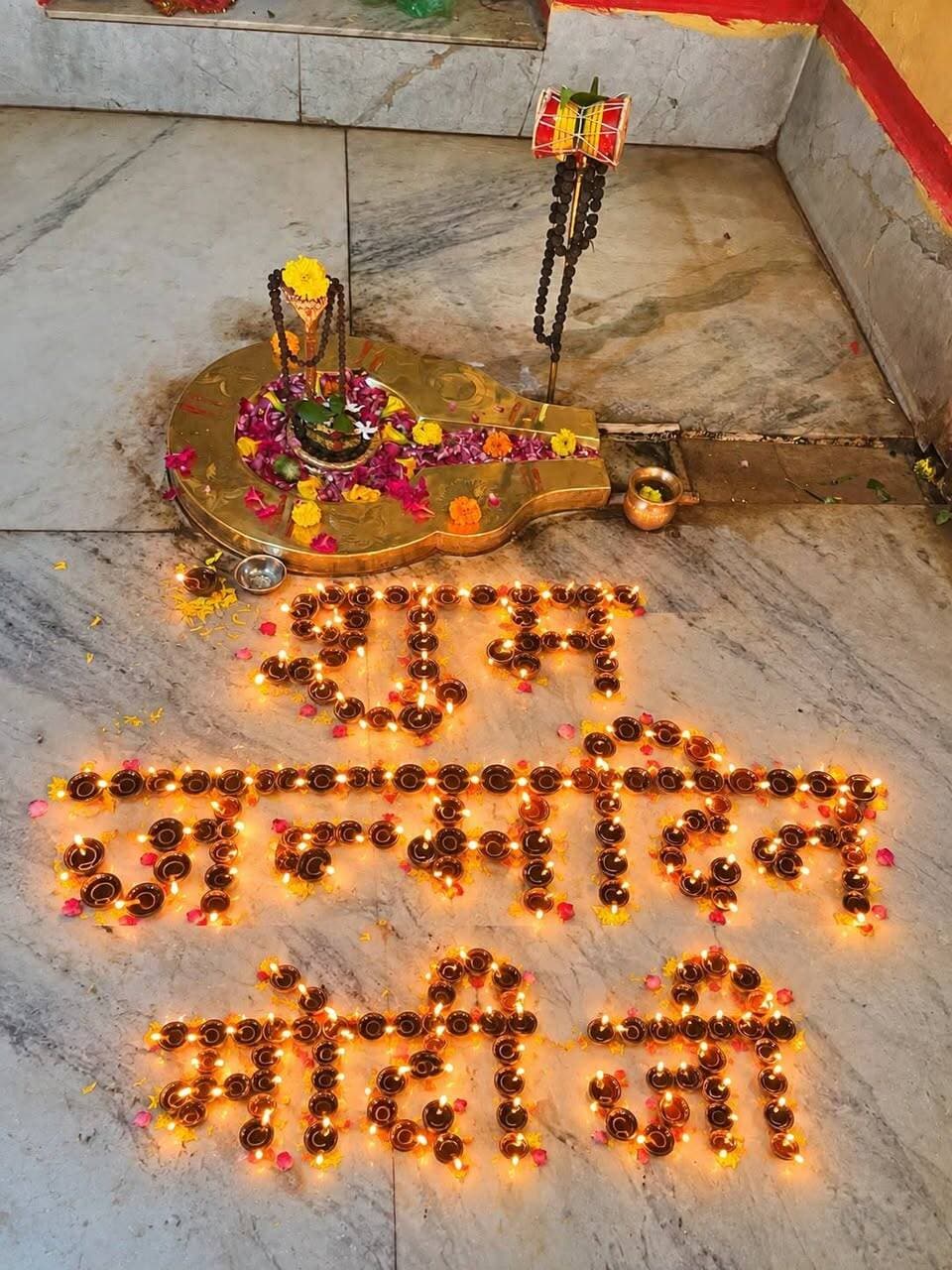 *संशोधित*
---
*सेवा संकल्प अभियान के तहत इंदौर जिले में प्रज्वलित किये गये लगभग 8 लाख दीए*
---
*प्रधानमंत्री श्री नरेंद्र मोदी के जन्मदिवस पर आमजन एवं जनप्रतिनिधियों ने जलाया ‘आशीर्वाद का दीया’*
---
*राजवाड़ा क्षेत्र सहित शहर के प्रमुख स्थान दीपों से हुए रोशन, दीपों से बनाया भारत का मानचित्र और लिखा ‘स्वच्छ भारत, विकसित भारत’*
इंदौर, 17 सितम्बर 2026
सेवा संकल्प अभियान के अंतर्गत प्रधानमंत्री श्री नरेंद्र मोदी के जन्मदिवस के अवसर पर इंदौर जिले में लगभग 8 लाख दीप प्रज्वलित किये गये। इंदौर शहर में लगभग 3 तीन लाख दीए और ग्रामीण क्षेत्रों में लगभग 5 लाख दीए प्रज्वलित किये गये। इस अवसर पर इंदौर के राजवाड़ा क्षेत्र में ‘आशीर्वाद का दीया’ कार्यक्रम आयोजित किया गया। कार्यक्रम में जनप्रतिनिधियों एवं बड़ी संख्या में आमजन ने उत्साहपूर्वक सहभागिता करते हुए लगभग सवा लाख दीप प्रज्ज्वलित किए। दीपों की रोशनी से जगमगाता राजवाड़ा क्षेत्र आकर्षण का केंद्र रहा। उपस्थितजनों ने प्रधानमंत्री श्री नरेंद्र मोदी के स्वस्थ एवं दीर्घायु जीवन की कामना की।
इंदौर के गौरव राजवाड़ा परिसर में दीपों से भारत का मानचित्र बनाया गया, जिसमें ‘स्वच्छ भारत, विकसित भारत’ के साथ ‘इंदौर क्लीन सिटी’ लिखा गया। दीपों से ‘आशीर्वाद का दीया’ भी प्रदर्शित किया गया। राजवाड़ा परिसर को केसरिया, सफेद और हरे रंग की आकर्षक रंगोली से सजाया गया तथा दीपों की लंबी माला भी बनाई गई।
कार्यक्रम को भव्य एवं आकर्षक स्वरूप प्रदान करने के लिए शहर के विभिन्न प्रमुख धार्मिक, सार्वजनिक एवं आवासीय परिसरों में दीप प्रज्ज्वलित किए गए। विभिन्न स्थानों पर आकर्षक रंगोलियां एवं विद्युत सज्जा भी की गई। शहर के विभिन्न प्रमुख स्थलों पर लगभग 3 लाख दीप प्रज्ज्वलित कर इंदौर को दीपों की रोशनी से जगमगाया गया।
इस अवसर पर नगरीय विकास एवं आवास मंत्री श्री कैलाश विजयवर्गीय, सांसद श्री शंकर लालवानी, विधायक श्री महेन्द्र हार्डिया, श्री गोलू शुक्ला, श्री मनोज पटेल, श्रीमती मालिनी गौड़, पूर्व विधायक श्री सुदर्शन गुप्ता, श्री जीतू जिराती, श्री गौरव रणदीवे, श्री सुमित मिश्रा, श्री सावन सोनकर, महापौर परिषद सदस्य श्री अभिषेक शर्मा, सुश्री श्रेष्ठा जोशी, श्री अश्विनी शुक्ल, श्री नंदकिशोर पहाड़िया, पार्षद सुश्री रूपाली पेंढारकर, श्री महेश चौधरी, सुश्री संध्या यादव सहित अन्य जनप्रतिनिधिगण तथा संभागायुक्त श्री भास्कर लाक्षाकार, कलेक्टर श्री शिवम वर्मा, नगर निगम आयुक्त श्री क्षितिज सिंघल सहित अन्य अधिकारी एवं बड़ी संख्या में नागरिक उपस्थित रहे।
*प्रमुख चौराहों एवं सार्वजनिक स्थलों पर भी दीप प्रज्ज्वलन*
सेवा संकल्प अभियान के तहत गांधी हॉल, लालबाग, खजराना, मरी माता चौराहा, नवलखा चौराहा, अग्रसेन चौराहा, रणजीत हनुमान, बड़ा गणपति, कॉटन पूरा चौराहा, वीर सावरकर चौराहा एवं महू नाका चौराहा सहित शहर के विभिन्न प्रमुख स्थानों पर भी दीप प्रज्ज्वलित किए गए। इन स्थानों पर आकर्षक विद्युत सज्जा एवं अन्य साज-सज्जा के माध्यम से कार्यक्रम को उत्सवमय स्वरूप प्रदान किया गया।
*प्रधानमंत्री आवास परिसरों में भी जगमगाए दीप*
इसी क्रम में प्रधानमंत्री आवास योजना के अंतर्गत अरावली परिसर, पलाश परिसर-1 एवं 2, तापी परिसर तथा नर्मदा परिसर में भी स्वच्छता ही सेवा अभियान के तहत दीप प्रज्ज्वलित किए गए। इन परिसरों में दीपों के साथ आकर्षक रंगोलियां बनाकर विशेष साज-सज्जा की गई। शहरभर में एक साथ प्रज्ज्वलित दीपों से इंदौर दीपों की रोशनी से आलोकित हो उठा। विभिन्न स्थानों पर आयोजित कार्यक्रमों में नागरिकों ने उत्साहपूर्वक सहभागिता कर सेवा, स्वच्छता एवं सामूहिक जनभागीदारी का संदेश दिया।
---
#JansamparkMP #indore #इंदौर #सेवा_संकल्प_अभियान #SevaSankalpAbhiyan #AshirwadKaDiya #राजवाड़ा #SwachhBharat #ViksitBharat
CM Madhya Pradesh
PMO India
Jansampark Madhya Pradesh
JDjansampark Indore