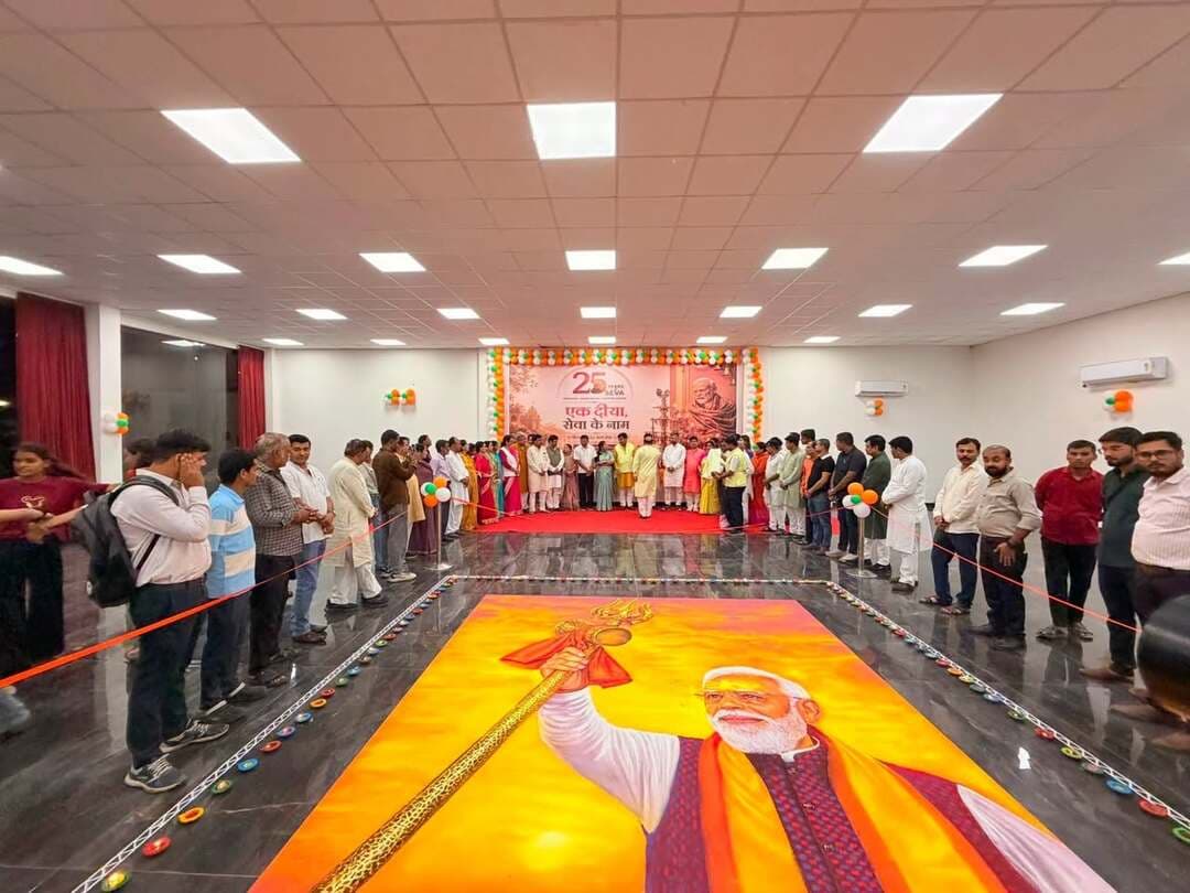 आज आदरणीय प्रधानमंत्री श्री नरेंद्र मोदी जी के जन्मदिवस के उपलक्ष्य में आज व्यंकटेश लोक (सतना) में आयोजित भव्य कार्यक्रम ।
इस कार्यक्रम में मोदी जी के 25 वर्षों के सेवाकाल को समर्पित बनाई गई अद्भुत एवं भव्य रंगोली के चारों ओर 'आशीर्वाद का दीया' प्रज्वलित किया गया,
#24satnanews#