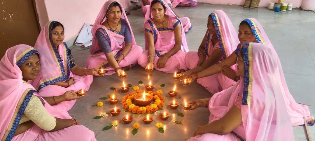 सेवा-संकल्प अभियान के अंतर्गत जिले में ग्रामीण आजीविका मिशन के स्वयं सहायता समूहों की दीदियों ने अपने-अपने घरों पर ‘आशीर्वाद का दीया’ प्रज्ज्वलित कर अभियान में सहभागिता की।
#JansamparkMP #indore #इंदौर #HappyBirthdayPMModi #सेवा_संकल्प_अभियान #SevaSankalpAbhiyan #AshirwadKaDiya
CM Madhya Pradesh
PMO India
Jansampark Madhya Pradesh
JDjansampark Indore