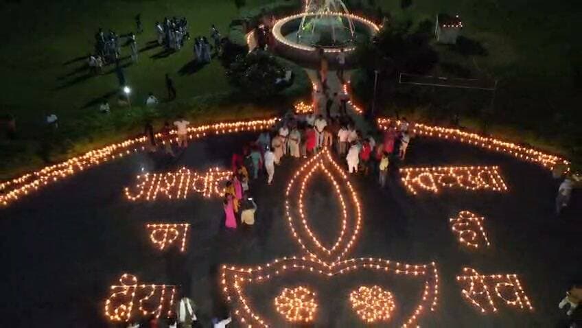 प्रधानमंत्री नरेंद्र मोदी के जन्मदिन के अवसर पर देवरिया में दीप उत्सव कार्यक्रम