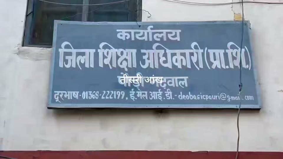 नलई इंटर कॉलेज में जर्जर क्लासरूम, छत से गिर रहा मलबा और दीवारों में पड़ी दरारें
एकर-राजकीय इंटर कॉलेज नलई, ग्राम सभा नलई में विद्यालय भवन की हालत चिंताजनक बनी हुई है। क्लासरूम की छत से लगातार मलबा झड़ रहा है, जबकि दीवारों में बड़ी-बड़ी दरारें आ चुकी हैं। जर्जर भवन के चलते कभी भी बड़ा हादसा होने की आशंका बनी हुई है।