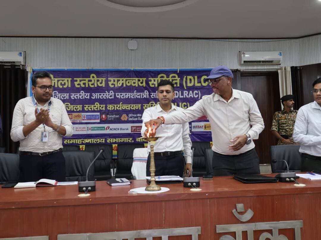 आज समाहरणालय सभागार, बांका में जिला पदाधिकारी, बांका श्री अंशुल अग्रवाल (भा.प्र.से.) की अध्यक्षता में जिला स्तरीय समन्वय समिति (DLCC), जिला स्तरीय यूको परामर्शदात्री समिति एवं जिला स्तरीय क्रियान्वयन समिति (DLIC) की त्रैमासिक बैठक (जून-2026) आयोजित की गई।
बैठक में सीडी रेशियो (CD Ratio) एवं वार्षिक ऋण योजना (Annual Credit Plan) की विस्तृत समीक्षा की गई। समीक्षा के दौरान 40 प्रतिशत से कम उपलब्धि वाले बैंकों की प्रगति पर असंतोष व्यक्त करते हुए जिला पदाधिकारी ने आगामी त्रैमास में निर्धारित लक्ष्यों की प्राप्ति हेतु कार्य में तेजी लाने का निर्देश दिया। उन्होंने प्रभारी पदाधिकारी, बैंकिंग शाखा, बांका एवं जिला अग्रणी बैंक प्रबंधक, बांका को बैंकों के कार्यों की मासिक समीक्षा सुनिश्चित करने का निर्देश दिया।
बैठक में प्रधानमंत्री स्वनिधि योजना, जीविका, यूको आरसेटी एवं अन्य योजनाओं के अंतर्गत विभिन्न बैंक शाखाओं में लंबित ऋण आवेदनों की समीक्षा की गई। जिला पदाधिकारी ने सभी बैंक प्रबंधकों को लंबित ऋण आवेदनों का 07 दिनों के भीतर निष्पादन सुनिश्चित करने का निर्देश दिया।
उन्होंने प्रधानमंत्री सूर्य घर: मुफ्त बिजली योजना के लंबित/निलंबित आवेदनों के शीघ्र निष्पादन पर विशेष जोर दिया। साथ ही पीएमएफएमई (PMFME) एवं पीएमईजीपी (PMEGP) योजनाओं के अंतर्गत लंबित आवेदनों का भुगतान यथाशीघ्र सुनिश्चित करने का निर्देश दिया गया।
बैठक में नीलाम पत्र वाद से संबंधित मामलों की भी समीक्षा की गई। जिला पदाधिकारी ने रजिस्टर-9 एवं रजिस्टर-10 का मिलान करते हुए लंबित एवं बकाया नीलाम पत्र वादों में संबंधित बकायेदारों से देय राशि एवं कोर्ट फीस जमा कराते हुए वादों का शीघ्र निष्पादन सुनिश्चित करने का निर्देश दिया। उन्होंने सभी संबंधित बैंक शाखाओं के प्रतिनिधियों को 19 सितंबर को अनिवार्य रूप से उपस्थित रहकर रजिस्टर-9 एवं रजिस्टर-10 का मिलान करने तथा लंबित वादों के निष्पादन हेतु आवश्यक कार्रवाई सुनिश्चित करने का निर्देश दिया।
जिला पदाधिकारी ने कहा कि विभिन्न सरकारी योजनाओं के तहत प्राप्त ऋण आवेदनों के निष्पादन में अनावश्यक विलंब नहीं होना चाहिए। बैंक एवं संबंधित विभाग आपसी समन्वय के साथ कार्य करते हुए निर्धारित लक्ष्यों को समयबद्ध तरीके से पूरा करना सुनिश्चित करें।
बैठक में उप विकास आयुक्त, प्रभारी पदाधिकारी जिला बैंकिंग शाखा, आरबीआई के प्रतिनिधि, डीडीएम नाबार्ड, अग्रणी जिला प्रबंधक, यूको आरसेटी के निदेशक, विभिन्न विभागों के जिला स्तरीय पदाधिकारी, जीविका के प्रतिनिधि तथा विभिन्न बैंकों के जिला समन्वयक एवं शाखा प्रबंधक उपस्थित रहे।