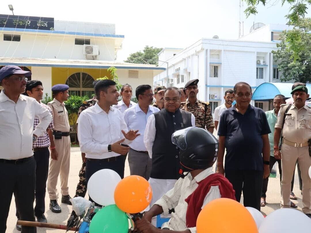मुख्यमंत्री दिव्यांगजन सशक्तिकरण छत्र योजना 'सम्बल' के तहत समाहरणालय परिसर में बैट्री चालित ट्राईसाईकिल वितरण कार्यक्रम आयोजित किया गया।
इस दौरान माननीय विधायक, बांका विधानसभा एवं जिला पदाधिकारी, बांका द्वारा दिव्यांगजनों के बीच सहायक उपकरणों का वितरण किया गया। इस अवसर पर समाहरणालय परिसर से बैटरी चालित ट्राईसाइकिलों को हरी झंडी दिखाकर रवाना किया गया।
इस दौरान 24 बैटरी चालित ट्राईसाइकिल, 01 ट्राईसाइकिल, 01 कान की मशीन एवं 01 व्हील चेयर का वितरण किया गया।
समाज कल्याण विभाग, बिहार, पटना द्वारा राज्य के दिव्यांगजनों को सामाजिक, शैक्षणिक, आर्थिक एवं शारीरिक रूप से सशक्त बनाने के उद्देश्य से मुख्यमंत्री दिव्यांगजन सशक्तिकरण छत्र योजना के अंतर्गत ‘संबल’ योजना संचालित की जा रही है। योजना के तहत पात्र दिव्यांगजनों को सहायक उपकरण एवं कृत्रिम अंग आदि की सुविधा उपलब्ध कराई जा रही है।
योजना के अंतर्गत चलंत (Locomotor) दिव्यांगता वाले पात्र दिव्यांगजनों को बैटरी चालित ट्राईसाइकिल उपलब्ध कराई जाती है। इसके लिए 40 प्रतिशत या उससे अधिक चलंत दिव्यांगता निर्धारित है। पात्रता के लिए दिव्यांगता प्रमाण-पत्र, वार्षिक आय ₹2,00,000 से कम, आधार कार्ड की छायाप्रति, बिहार राज्य का निवास प्रमाण-पत्र, 18 वर्ष या उससे अधिक आयु तथा दिव्यांगता दर्शाता हुआ फोटो आवश्यक है।
पात्र लाभुक ‘संबल’ पोर्टल के माध्यम से ऑनलाइन आवेदन कर सकते हैं। एक बार लाभ प्राप्त करने के पश्चात लाभुक को अगले 5 वर्षों तक बैटरी चालित ट्राईसाइकिल का लाभ नहीं दिया जाएगा।