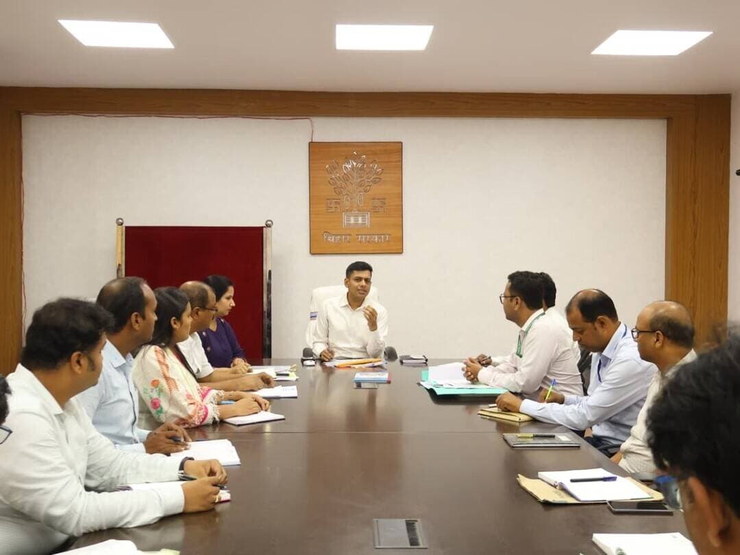 बांका समाहरणालय के मिनी सभागार में जिला पदाधिकारी, बांका श्री अंशुल अग्रवाल की अध्यक्षता में उद्योग, श्रम, जिला योजना एवं नियोजन से संबंधित विभिन्न योजनाओं एवं कार्यों की समीक्षात्मक बैठक आयोजित की गई।
बैठक में संबंधित विभागों द्वारा संचालित योजनाओं की प्रगति, निर्धारित लक्ष्यों तथा आगामी कार्ययोजना की बिंदुवार समीक्षा की गई एवं अधिकारियों को आवश्यक दिशा-निर्देश दिए गए।
बैठक में जिला पदाधिकारी द्वारा CM-PRATIGYA Yojana एवं PM Internship Scheme की समीक्षा करते हुए अधिक से अधिक प्रतिष्ठानों एवं अभ्यर्थियों का निबंधन सुनिश्चित करने का निर्देश दिया गया। उन्होंने संबंधित अधिकारियों को योजनाओं का व्यापक प्रचार-प्रसार करने तथा पात्र प्रतिष्ठानों एवं अभ्यर्थियों को योजनाओं से जोड़ने हेतु प्रभावी कार्रवाई करने को कहा।
उद्योग विभाग की समीक्षा के क्रम में बताया गया कि जुलाई माह में पूर्व की उपलब्धियों की अपेक्षा प्रगति में अपेक्षाकृत वृद्धि दर्ज की गई है। जिला पदाधिकारी ने प्रगति को और बेहतर बनाने के लिए स्पष्ट कार्ययोजना तैयार करते हुए लक्ष्य निर्धारित कर मिशन मोड में कार्य करने का निर्देश दिया। उन्होंने भारत सरकार के निर्देशानुसार 20 या उससे अधिक स्थायी कर्मियों वाले सभी संस्थानों से समन्वय स्थापित कर उद्योग विभाग द्वारा संचालित विभिन्न कल्याणकारी योजनाओं एवं सुविधाओं का लाभ संबंधित संस्थानों एवं कर्मियों तक पहुंचाने हेतु आवश्यक कार्रवाई सुनिश्चित करने को कहा।
पीएम विश्वकर्मा योजना की धीमी प्रगति पर जिला पदाधिकारी ने असंतोष व्यक्त करते हुए महाप्रबंधक, जिला उद्योग केंद्र, बांका को बैंकों के साथ समन्वय स्थापित कर पात्र लाभार्थियों को टूलकिट एवं ऋण राशि का वितरण तेजी से सुनिश्चित कराने का निर्देश दिया। वहीं, पीएम प्रतिज्ञा योजना के अंतर्गत विगत एक माह की प्रगति की समीक्षा करते हुए लंबित प्रकरणों का शीघ्र निष्पादन सुनिश्चित करने को कहा गया।
श्रम विभाग की समीक्षा के क्रम में जिला पदाधिकारी ने सभी प्रखंडों के लिए लक्ष्य निर्धारित करने का निर्देश दिया, ताकि श्रम प्रवर्तन पदाधिकारियों द्वारा किए जा रहे कार्यों का नियमित एवं प्रभावी मूल्यांकन किया जा सके। उन्होंने विभाग की समग्र कार्ययोजना विकसित कर निर्धारित लक्ष्य एवं कार्ययोजना के अनुरूप आगामी कार्यों का निष्पादन सुनिश्चित करने को कहा। जिला पदाधिकारी ने बाल श्रम के विरुद्ध सघन छापेमारी अभियान चलाकर नियोजित बाल श्रमिकों को विमुक्त कराने तथा दोषी नियोजकों के विरुद्ध नियमानुसार प्राथमिकी दर्ज करने का निर्देश दिया।
उन्होंने श्रम संसाधन एवं प्रवासी श्रमिक कल्याण विभाग के अंतर्गत संचालित विभिन्न योजनाओं का व्यापक प्रचार-प्रसार सुनिश्चित करने तथा निर्धारित मासिक लक्ष्य के अनुरूप योजनाओं का ससमय निष्पादन करने को कहा। साथ ही, योजनाओं के क्रियान्वयन में आने वाली समस्याओं की पहचान कर उनका त्वरित समाधान सुनिश्चित करने का निर्देश दिया।
जिला नियोजनालय, बांका में संचालित स्टडी किट एवं टूल किट योजना की समीक्षा करते हुए जिला पदाधिकारी ने निर्धारित प्रक्रिया के अनुसार पात्र लाभार्थियों को यथाशीघ्र किट उपलब्ध कराने का निर्देश दिया। उन्होंने पूर्व में सफलतापूर्वक आयोजित रोजगार मेले के तर्ज पर आगामी माह में पुनः तिथि निर्धारित कर जिला स्तरीय रोजगार मेला आयोजित करने का निर्देश दिया, ताकि अधिक से अधिक युवाओं को रोजगार के अवसर उपलब्ध कराए जा सकें।
जिला पदाधिकारी ने कहा कि श्रम, नियोजन एवं उद्योग विभाग आपसी समन्वय स्थापित करते हुए विभिन्न योजनाओं का प्रभावी, लक्ष्य आधारित एवं समयबद्ध क्रियान्वयन सुनिश्चित करें। योजनाओं का व्यापक प्रचार-प्रसार करते हुए पात्र लाभार्थियों तक इसका लाभ पहुंचाने के साथ-साथ निर्धारित लक्ष्यों की नियमित समीक्षा एवं अनुश्रवण किया जाए, ताकि जिले में रोजगार, स्वरोजगार एवं श्रमिक कल्याण से संबंधित योजनाओं का प्रभावी क्रियान्वयन सुनिश्चित हो सके।
प्रधानमंत्री सूक्ष्म खाद्य उद्यम उन्नयन योजना की समीक्षा के क्रम में महाप्रबंधक को निदेश दिया गया कि जिले का लक्ष्य-188 के विरूद्ध उच्च गुणवत्तापूर्ण तीन गुणा आवेदन बैंकों में भेजना सुनिश्चित किया जाय।
प्रधानमंत्री रोजगार सृजन कार्यक्रम योजना के संबंध में पृच्छा करने पर महाप्रबंधक द्वारा बताया गया कि विगत 01 माह से पोर्टल बंद रहने के कारण आवेदन का सृजन नहीं हो पा रहा है। इसपर जिला पदाधिकारी महोदय द्वारा निदेश दिया गया कि भावी उद्यमियों से संपर्क स्थापित कर सभी आवश्यक दस्तावेज Ready Mode में रखा जाय ताकि पोर्टल चालू होने के तुरन्त बाद नये आवेदन बैंकों को प्रेषित की जा सके। आवेदन की संख्या लक्ष्य-71 के विरूद्ध तीन गुणा आवेदनों की तैयारी पूर्ण करने का निदेश दिया गया।
मुख्यमंत्री उद्यमी योजनान्तर्गत वित्तीय वर्ष 2024-25 के तृतीय किस्त प्राप्त लाभुकों की सफलता की कहानी सूचना एवं जनसम्पर्क विभाग से समन्वय स्थापित कर समय-समय पर दैनिक समाचार पत्रों में प्रकाशित करवाने का निदेश महाप्रबंधक को दिया गया।
जिले में नवाचार को बढ़ावा देने हेतु स्टार्ट-अप योजनाओं का प्रचार-प्रसार करने का निदेश दिया गया।
जिला औद्योगिक नवप्रवर्त्तन योजना अन्तर्गत जिले में स्थापित कुल-14 कलस्टरों में कितने कलस्टर वर्त्तमान समय में कार्यरत हैं की सूची उपलब्ध कराने हेतु निदेश. दिया गया।