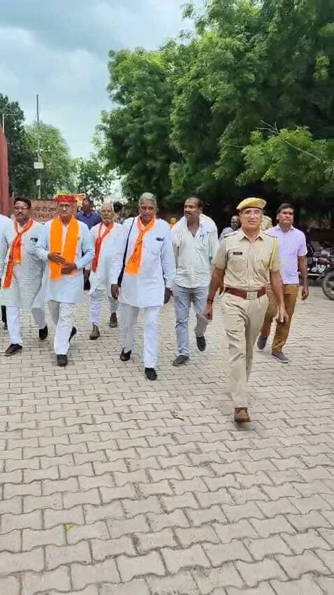 किसानों की विभिन्न मांगों को लेकर भारतीय किसान संघ ने बारां जिला कलेक्टर कार्यालय पर किया प्रदर्शन, जिला कलेक्टर को अपनी मांगों का ज्ञापन सौंपाकर सरकार से कृषि और सिंचाई से जुड़ी कई मांगों पर तत्काल कार्रवाई की मांग की।
#भारतीयकिसानसंघ #dcdmbaran #GovtofRajasthan #cmbhajanlalasharama