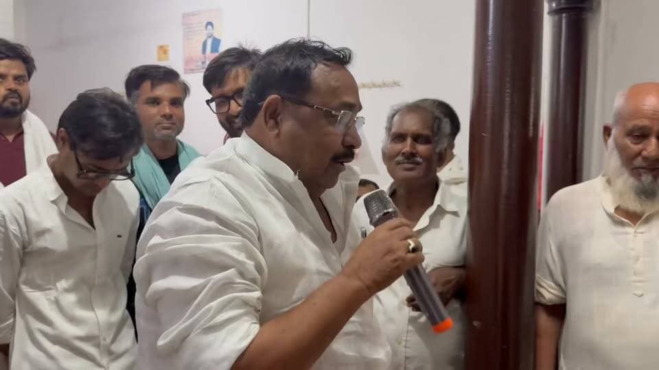 विंध्य- एक्सप्रेसवे के निर्माण को लेकर अब विरोध की सुर तेज होने लगे हैं। जिले की जमानिया और सेवराई तहसील के गांवों में भूमि अधिग्रहण और मुआवजे को लेकर किसानों में भारी आक्रोश व्याप्त है। किसानों का आरोप है कि उनकी उपजाऊ जमीनों को कौड़ियों के भाव में अधिग्रहित करने की तैयारी की जा रही है। आइए देखते हैं हमारी यह
#गाजीपुर में पूर्वांचल एक्सप्रेसवे के बाद अब विंध्य-पूर्वांचल एक्सप्रेसवे की कवायद तेज हो गई है। लेकिन इस परियोजना की जद में आ रहे जमानिया और सेवराई तहसील के दर्जनों गांवों के किसान अपनी जमीनों के संभावित मुआवजे को लेकर बेहद चिंतित और आक्रोशित हैं।
#सेवराई के करीब 31 और जमानिया के 23 गांवों की उपजाऊ जमीन इस नए एक्सप्रेसवे में अधिग्रहित की जानी है। किसानों का कहना है कि यह इलाका उनकी खेती और रोजी-रोटी का मुख्य आधार है। लेकिन प्रशासन द्वारा पुराने सर्कल रेट के हिसाब से तय किया जाने वाला मुआवजा आज के बाजार दर के सामने बहुत कम है। किसानों का आरोप है कि जिस रेट पर जमीन ली जा रही है, उतने में वे दूसरी जगह खेती योग्य जमीन भी नहीं खरीद पाएंगे।
"हमारी जमीनें दो-फसली और बेहद उपजाऊ हैं। अगर सरकार बिना उचित मुआवजा दिए हमारी जमीन लेगी तो हम कहां जाएंगे? जो मुआवजा तय किया जा रहा है, वह मौजूदा बाजार रेट से बहुत कम है। हम अपनी जमीन कौड़ियों के भाव नहीं देंगे।"
"हम विकास के खिलाफ नहीं हैं, लेकिन किसानों की बलि चढ़ाकर विकास नहीं हो सकता। भूमि अधिग्रहण कानून के तहत किसानों को वर्तमान बाजार दर के हिसाब से चार गुना मुआवजा मिलना चाहिए। जब तक हमारी मांगों पर विचार नहीं होता, हम एक इंच जमीन नहीं देंगे।"
#जमानिया और सेवराई तहसील के किसान अब एकजुट होकर प्रशासनिक अधिकारियों को ज्ञापन सौंप रहे हैं और गजट पर अपनी आपत्तियां दर्ज करा रहे हैं। ग्रामीणों ने चेतावनी दी है कि यदि मुआवजे की दरों में संशोधन नहीं किया गया और पारदर्शी तरीके से मुआवजा तय नहीं हुआ, तो यह आक्रोश बड़े आंदोलन और धरना-प्रदर्शन का रूप ले लेगा
वहीं, दूसरी तरफ जिला प्रशासन का कहना है कि यूपीडा के निर्देशों के तहत नियमानुसार गजट जारी कर आपत्तियां मांगी गई हैं और किसानों की सभी जायज आपत्तियों के निस्तारण के बाद ही आगे की कार्रवाई की जाएगी
"एक तरफ जहां एक्सप्रेसवे के जरिए गाजीपुर को नए औद्योगिक और यातायात केंद्र के रूप में विकसित करने का दावा किया जा रहा है, वहीं जमानिया और सेवराई के किसान अपनी जमीनों और हक की लड़ाई लड़ने को मजबूर हैं। देखना होगा कि प्रशासन किसानों की इस नाराजगी को कैसे शांत करता है। गाजीपुर से #GhazipurNews Vivek Singh Vicky K TODAY न्यूज़ The Bharat Mike शिफा टीवी गाज़ीपुर Priti Singh Amit Singh Manish Singh Balwantsingh Sikriwar Suman Singh शिफा टीवी गाजीपुर त्रिलोकपुर गाँव गाज़ीपुर MMC News Ghazipur