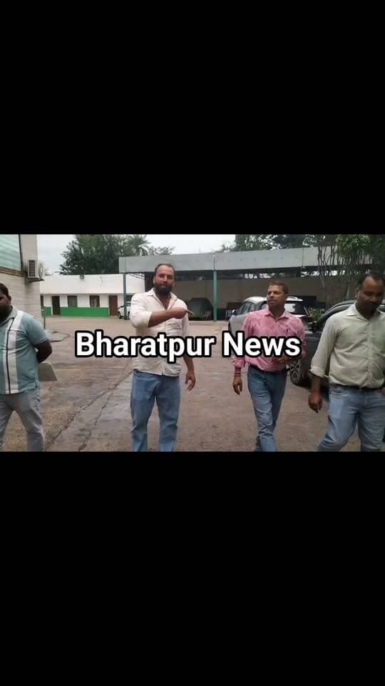Bharatpur News - मेयर पद निर्दलीय उम्मीदवार विचित्रा सिंह होटल पर फीता लेकर जांच करने पहुंचे अधिकारी, मीडिया को देख भागे..!