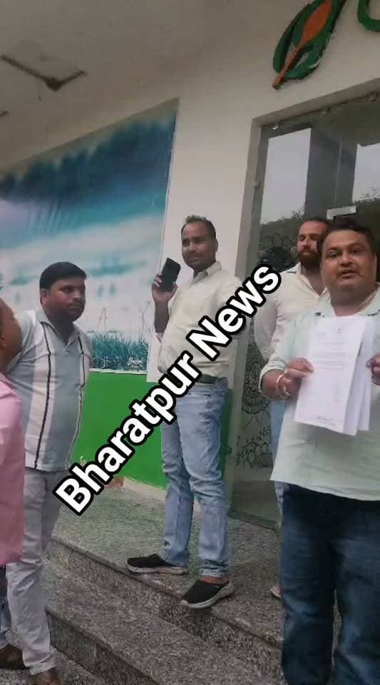 भरतपुर - नगर निगम मेयर पद निर्दलीय उम्मीदवार विचित्रा के होटल पहुंच धमकाने पहुंचे अधिकारी... चुनाव का यह भी एक रंग..!