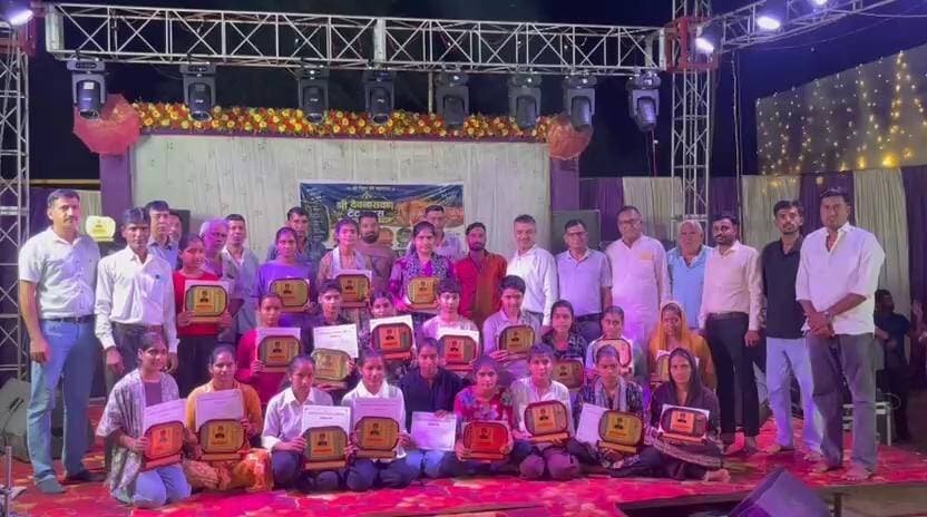 🌸 बालिकाओं का सम्मान, शिक्षा को प्रोत्साहन 🌸
✨ 23 बालिकाओं का हुआ सम्मान ✨
📍 मुनीमजी की ढाणी | चूरू
श्री देवनारायण भगवान मंदिर में
भादवी के छठे अवसर पर आयोजित
भव्य जागरण एवं सम्मान समारोह में
🏆 23 बालिकाओं को स्मृति चिन्ह एवं प्रशस्ति पत्र देकर सम्मानित किया गया।
🎓 बालिका शिक्षा को बढ़ावा देने
और सामाजिक कुरीतियों के निवारण का संदेश
लिखमाराम लोहमरोड़ स्मृति ट्रस्ट की पहल
🙏 मंदिर के पुजारी देवीसिंह मणकस का भी शॉल ओढ़ाकर सम्मान
📰 थार की आवाज अजय
खबर वही, जो आपके आसपास की आवाज बने
#tharkiawaazajay #churu #devnarayanbhagwan #BalikaShiksha #girlchilddevelopment