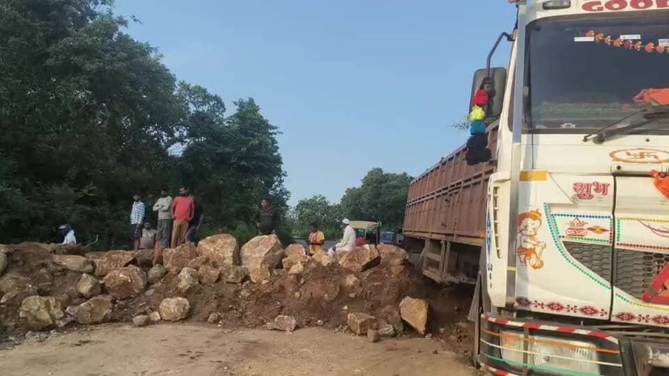 लोहरदगा लातेहार के प्रशासन को चुनौती देने वाला एक ड्राइवर की गलती से फिर से डेट टांगवा घाटी जाम की स्थिति में फस गया है