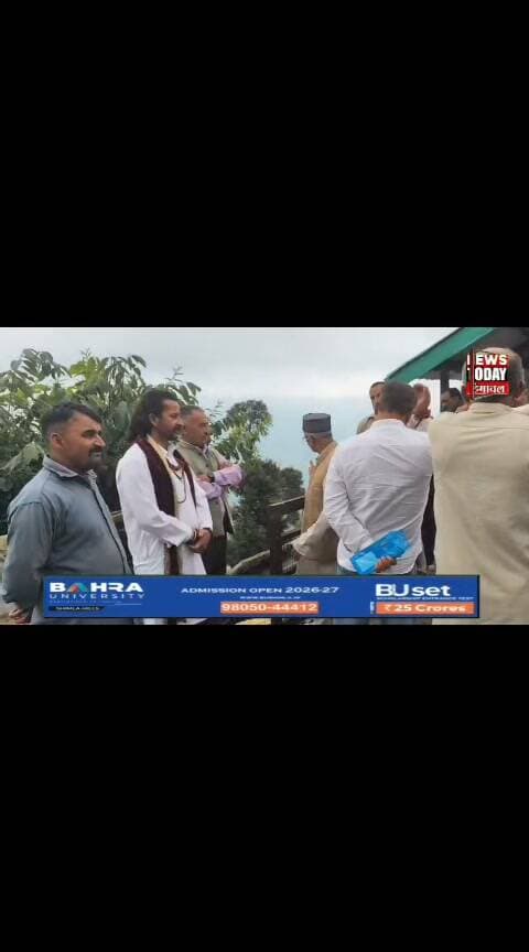 छिछड़ियाधार हादसे में पीड़ित परिवार के साथ खड़ी हुई शिरगुल जन सेवा समिति, दी 31 हजार की आर्थिक मदद
मकान ढहने से महिला और गर्भवती विवाहित बेटी की हुई थी मौत, समिति ने जताई संवेदना
राजगढ़ क्षेत्र की शिरगुल जन सेवा समिति ने मानवता की मिसाल पेश करते हुए छिछड़ियाधार हादसे में प्रभावित परिवार की मदद के लिए हाथ बढ़ाया है। समिति की ओर से ग्राम पंचायत सानियो-दीदग के छिछड़ियाधार निवासी भीम सिंह के परिवार को 31 हजार रुपये की आर्थिक सहायता प्रदान की गई।
दरअसल, अगस्त माह में छिछड़ियाधार गांव में भीम सिंह का तीन मंजिला मकान अचानक ढह गया था। इस दर्दनाक हादसे में उनकी पत्नी और उनकी विवाहित गर्भवती बेटी की मौत हो गई थी। हादसे के बाद परिवार पर दुखों का पहाड़ टूट पड़ा।
शिरगुल जन सेवा समिति के संस्थापक सदस्य रविंद्र कंवर की अध्यक्षता में समिति के सदस्यों ने पीड़ित परिवार से मुलाकात की। सदस्यों ने परिवार के प्रति संवेदना व्यक्त करते हुए 31 हजार रुपये की सहायता राशि भेंट की।
भीम सिंह ने शिरगुल जन सेवा समिति का आभार जताते हुए कहा कि संकट की इस घड़ी में समिति द्वारा दी गई आर्थिक सहायता परिवार के लिए काफी मददगार है। उन्होंने समिति के धर्मार्थ कार्यों की भी सराहना की।
समिति के संस्थापक सदस्य रविंद्र कंवर ने बताया कि शिरगुल जन सेवा समिति के गठन के बाद से आगजनी और प्राकृतिक आपदाओं में घर खो चुके लोगों के साथ-साथ गंभीर बीमारियों से जूझ रहे दर्जनों जरूरतमंदों की सहायता की जा चुकी है।
उन्होंने बताया कि समिति के सदस्य प्रतिमाह 100 रुपये या उससे अधिक का सहयोग करते हैं। इसी राशि को एकत्र कर जरूरतमंदों और आपदा प्रभावित परिवारों तक आर्थिक मदद पहुंचाई जाती है।
रविंद्र कंवर ने अधिक से अधिक लोगों से इस मानवसेवा अभियान से जुड़ने का आह्वान किया, ताकि संकट के समय जरूरतमंद परिवारों तक समय पर सहायता पहुंचाई जा सके।
न्यूज टुडे हिमाचल के लिए राजगढ़ से रवि दत्त भारद्वाज की रिपोर्ट।