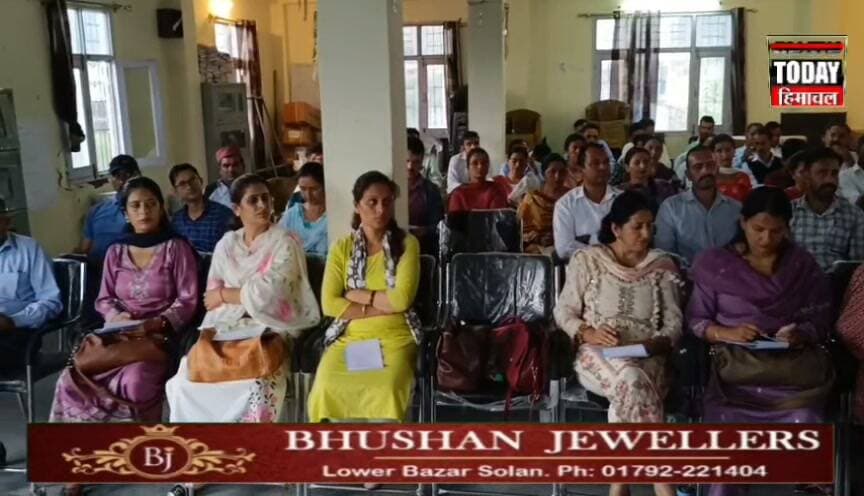 राजगढ़ में शिक्षकों के लिए ‘बेटी बचाओ, बेटी पढ़ाओ’ पर क्षमता निर्माण कार्यशाला आयोजित की गई। बाल विकास परियोजना कार्यालय राजगढ़ के सौजन्य से आयोजित इस कार्यशाला में शिक्षा खंड राजगढ़ के करीब 55 अध्यापकों ने भाग लिया।
कार्यशाला में बालिका शिक्षा, सुरक्षा, लैंगिक समानता, डिजिटल शिक्षा, कौशल विकास और सरकारी योजनाओं की जानकारी दी गई। वक्ताओं ने बाल विवाह, भेदभाव और स्कूल छोड़ने जैसी चुनौतियों से निपटने के लिए सामूहिक प्रयासों पर जोर दिया।
बाल विकास परियोजना अधिकारी सुरेन्द्र चौहान ने कहा कि अभियान का उद्देश्य केवल बेटियों को स्कूल तक पहुंचाना नहीं, बल्कि उन्हें सुरक्षित, शिक्षित, आत्मनिर्भर और सशक्त बनाना है। उन्होंने कहा कि इस दिशा में शिक्षकों की भूमिका बेहद महत्वपूर्ण है।
कार्यशाला के अंत में शिक्षकों से बालिकाओं की नियमित उपस्थिति सुनिश्चित करने और जरूरतमंद छात्राओं को सरकारी योजनाओं का लाभ दिलाने में सहयोग करने का आह्वान किया गया।
न्यूज टुडे हिमाचल के लिए राजगढ़ से रवि दत्त भारद्वाज की रिपोर्ट।