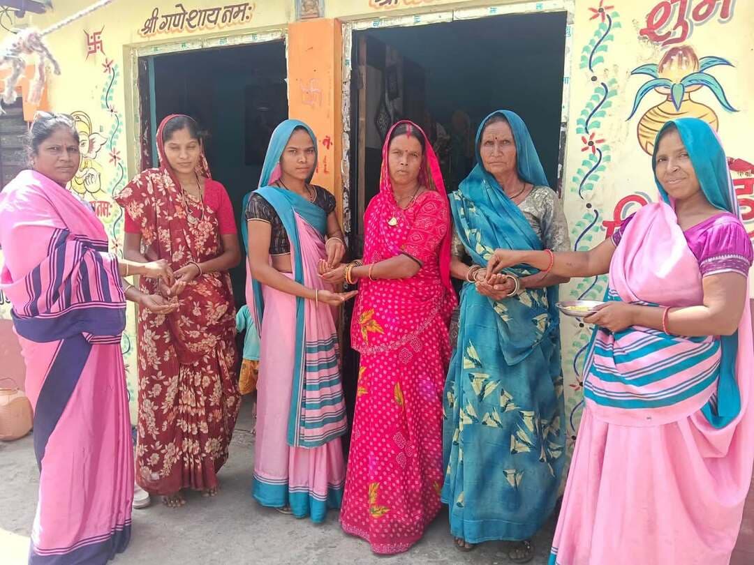 दीपोत्सव कार्यक्रम के लिए घर घर पीले चावल देते हुए।
#jansampark #ratlam
#MadhyaPradesh