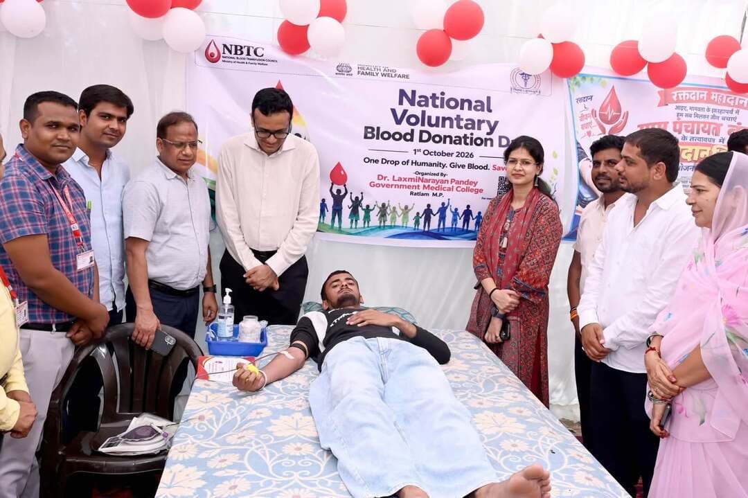 सेवा संकल्प अभियान के अंतर्गत रतलाम जिले में 218 यूनिट रक्त संग्रहित
सेवा संकल्प अभियान के अंतर्गत आज रतलाम जिले में विभिन्न स्थानों पर रक्तदान शिविर आयोजित किये गये। अभियान के तहत नगर निगम रतलाम में 57 यूनिट, सिविल हॉस्पिटल जावरा में 34 यूनिट, जिला चिकित्सालय रतलाम में 6 यूनिट तथा डॉ लक्ष्मीनारयण पांडेय मेडिकल कॉलेज रतलाम में 121 यूनिट रक्त संग्रहित किया गया। इस प्रकार जिले में आज कुल 218 यूनिट रक्त संग्रहित किया गया।#Jansampark #ratlam
#MadhyaPradesh