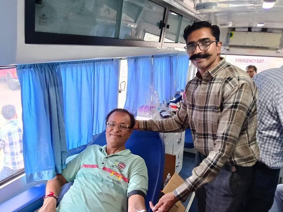 सफलता की कहानी
101वीं बार रक्तदान कर आशीष पाठक ने दिया सेवा का संकल्प
मां की रक्त की कमी से हुई मृत्यु ने जगाई नियमित रक्तदान की प्रेरणा
सेवा संकल्प अभियान के अंतर्गत नगर निगम परिसर रतलाम में आयोजित रक्तदान शिविर में श्री आशीष पाठक ने 101वीं बार रक्तदान कर मानव सेवा के प्रति अपने संकल्प को और मजबूत किया। उनका यह रक्तदान अन्य लोगों के लिए भी प्रेरणादायी संदेश है कि नियमित रक्तदान कर जरूरतमंदों की जिंदगी बचाने में योगदान दिया जा सकता है।
श्री पाठक ने बताया कि उनकी माता का निधन रक्त की कमी के कारण हुआ था। इस घटना ने उनके मन पर गहरा प्रभाव डाला। उन्होंने उसी समय संकल्प लिया कि वे नियमित रूप से रक्तदान करेंगे, ताकि जरूरतमंद व्यक्ति को रक्त की कमी के कारण अपनी जान न गंवानी पड़े। इसी संकल्प के साथ उन्होंने वर्ष 1992 में जून माह में 18 वर्ष 4 माह की उम्र में पहली बार रक्तदान किया था।
श्री पाठक का रक्त समूह एबी नेगेटिव है, जो अपेक्षाकृत दुर्लभ रक्त समूहों में शामिल है। वे रक्तदान के लिए रतलाम के साथ ही इंदौर, मंदसौर, मुंबई, दिल्ली और दाहोद सहित विभिन्न स्थानों तक जा चुके हैं। वर्तमान में वे पत्रिका समाचार पत्र के रतलाम संस्करण में संपादक के रूप में कार्यरत हैं।
101वीं बार रक्तदान करने के अवसर पर श्री पाठक ने कहा कि रक्तदान केवल एक सामाजिक कार्य नहीं, बल्कि किसी जरूरतमंद व्यक्ति के जीवन को बचाने का माध्यम है। उन्होंने लोगों से अपील की कि स्वस्थ एवं पात्र व्यक्ति नियमित रूप से रक्तदान के लिए आगे आएं और सेवा के इस कार्य में अपनी भागीदारी निभाएं।
श्री पाठक की 101वीं बार रक्तदान की यह उपलब्धि सेवा संकल्प अभियान की भावना को सार्थक करती है और समाज के अन्य लोगों को भी नियमित रक्तदान के लिए प्रेरित करती है।
#jansampark #ratlam
#MadhyaPradesh