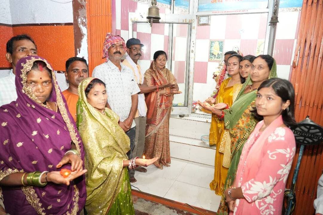 टिकरवारा में घर-घर जला 'आशीर्वाद का दीप', प्रधानमंत्री के राष्ट्रसेवा संकल्प को दिया आशीर्वाद
मध्यप्रदेश शासन के निर्देशानुसार 17 सितंबर से 17 अक्टूबर तक चल रहे सेवा संकल्प अभियान के अंतर्गत जिले में 'आशीर्वाद का दीप' कार्यक्रम उत्साह पूर्वक सम्पन्न हुआ। इसी कड़ी में लोक स्वास्थ्य यांत्रिकी मंत्री श्रीमती संपतिया उईके के गृह ग्राम टिकरवारा में बुधवार को उत्साह, श्रद्धा और जनभागीदारी के साथ घर-घर दीप प्रज्ज्वलित किए गए।
ग्रामीणों ने अपने घरों में दीप जलाकर प्रधानमंत्री श्री नरेन्द्र मोदी के राष्ट्रसेवा के संकल्प की सराहना की और उनके दीर्घ एवं सफल सार्वजनिक जीवन के लिए शुभकामनाएं व्यक्त कीं। ग्राम के हर घर की दहलीज पर जलते दीपों ने सेवा, संकल्प और समर्पण के भाव को उजागर किया।
ग्रामीणों ने कहा कि प्रधानमंत्री श्री मोदी द्वारा देश के विकास, गरीब कल्याण और जनसेवा के लिए निरंतर किए जा रहे प्रयासों के प्रति सम्मान एवं आभार व्यक्त करने के लिए उन्होंने अपने घरों में दीप प्रज्ज्वलित किए हैं। दीपों की रोशनी के साथ ग्रामीणों ने प्रधानमंत्री के राष्ट्रसेवा के संकल्प के प्रति अपना समर्थन और आशीर्वाद व्यक्त किया।
मां खेरमाई मंदिर से हुई शुरुआत, दुर्गा मंदिर पर हुई महाआरती
'आशीर्वाद का दीप' कार्यक्रम की शुरुआत ग्राम की आराध्य देवी मां खेरमाई मंदिर से की गई। मंदिर में विशेष पूजा-अर्चना और आरती का आयोजन किया गया। इसके बाद ग्रामीणों ने अपने-अपने घरों में आशीर्वाद के दीप जलाए।
शाम ढलते ही पूरा गांव दीपों की रोशनी से जगमगा उठा। घर-घर दीप प्रज्ज्वलन के पश्चात सार्वजनिक तालाब के पास स्थित दुर्गा मंदिर में बड़ी संख्या में ग्रामीण महिला-पुरुष एकत्रित हुए। यहां सामूहिक दीपोत्सव मनाया गया और महाआरती समर्पित की गई। महिलाओं ने पारंपरिक लोकगीतों के साथ आरती की, जिससे पूरा वातावरण भक्तिमय हो गया।
इस अवसर पर लोक स्वास्थ्य यांत्रिकी मंत्री श्रीमती सम्पतिया उईके, ग्राम पंचायत टिकरवारा की सरपंच श्रीमती श्रद्धा उईके कवरेती सहित समस्त पंचगण, आंगनबाड़ी कार्यकर्ता, स्व सहायता समूह की महिलाएं, युवा मंडल के सदस्य एवं बड़ी संख्या में ग्रामीणजन मौजूद रहे।
उल्लेखनीय है कि 'आशीर्वाद का दीप' कार्यक्रम के माध्यम से जिले के विभिन्न ग्रामीण एवं शहरी क्षेत्रों में नागरिकों द्वारा बढ़-चढ़कर सहभागिता की जा रही है। घर-घर प्रज्ज्वलित हो रहे ये दीप सेवा, संकल्प और जनभागीदारी की भावना का प्रतीक बन रहे हैं।
Jansampark Madhya Pradesh
CM Madhya Pradesh
#mandla
#सेवा_संकल्प_अभियान #SevaSankalpAbhiyan #AshirwadKaDiya
Sampatiya Uikey