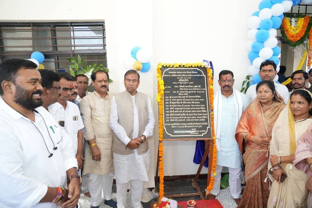 अंजनिया में नव निर्मित शासकीय महाविद्यालय भवन का लोकार्पण, मंत्री संपतिया उइके ने की सहभागिता
4 करोड़ की लागत से निर्मित भवन क्षेत्र के विद्यार्थियों को समर्पित
अंजनिया में नव निर्मित शासकीय महाविद्यालय भवन के लोकार्पण समारोह का आयोजन किया गया। कार्यक्रम में प्रदेश की लोक स्वास्थ्य यांत्रिकी मंत्री श्रीमती संपतिया उइके ने सहभागिता की। इस अवसर पर उन्होंने नवीन महाविद्यालय भवन का लोकार्पण किया।
कार्यक्रम के दौरान मंत्री श्रीमती उइके ने कहा कि शिक्षा के क्षेत्र में बेहतर अधोसंरचना विद्यार्थियों को गुणवत्तापूर्ण शैक्षणिक वातावरण उपलब्ध कराने में महत्वपूर्ण भूमिका निभाती है। नवीन भवन से अंजनिया एवं आसपास के क्षेत्र के विद्यार्थियों को उच्च शिक्षा के लिए आवश्यक सुविधाएं स्थानीय स्तर पर उपलब्ध होंगी।
लोकार्पण कार्यक्रम में सांसद श्री फग्गन सिंह कुलस्ते, बिछिया विधायक श्री नारायण सिंह पट्टा, जिला पंचायत अध्यक्ष श्री संजय कुशराम सहित जनप्रतिनिधिगण, अधिकारी-कर्मचारी, महाविद्यालय परिवार एवं गणमान्य नागरिक उपस्थित रहे।
कार्यक्रम के दौरान महाविद्यालय भवन निर्माण कार्य की जानकारी भी प्रदर्शित की गई। मध्यप्रदेश शासन के उच्च शिक्षा विभाग द्वारा नव निर्मित शासकीय महाविद्यालय अंजनिया भवन निर्माण कार्य पर ₹434.78 लाख की लागत आई है।नवीन भवन के लोकार्पण से क्षेत्र में उच्च शिक्षा के लिए सुविधाओं के विस्तार को नई गति मिलने की उम्मीद है।
Jansampark Madhya Pradesh
CM Madhya Pradesh
#mandla
Sampatiya Uikey
Faggan Singh Kulaste
Department of Higher Education, Madhya Pradesh