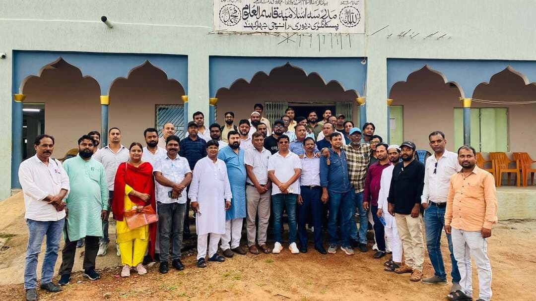 सहाफी एसोसिएशन ऑफ वर्किंग जर्नलिस्ट की नई कमेटी गठित, शाहीन अहमद बने अध्यक्ष
उर्दू दिवस को भव्य बनाने का फैसला, सहाफियों के मेडिकल बीमा का भी ऐलान
सहाफियों के हितों की रक्षा के लिए हर वक्त साथ खड़ा रहेगा संगठन : बैठक में लिया गया निर्णय
रांची : सहाफी एसोसिएशन ऑफ वर्किंग जर्नलिस्ट एसोसिएशन की आवश्यक बैठक लोधमा रोड स्थित मदरसा इस्लामिया काशीमुल-उलूम, इमारत-ए-शरिया पब्लिक स्कूल के पीछे, पिस्का नगड़ी में आयोजित की गई। बैठक की अध्यक्षता अब्दुल गफ्फार ने की, जबकि संचालन फिरोज जिलानी ने किया। बैठक में संगठन से जुड़े विभिन्न मुद्दों पर विस्तार से चर्चा की गई। इस दौरान तीन सूत्री एजेंडा रखा गया। बैठक में पिछली एडहॉक कमेटी को भंग करते हुए नई कमेटी का गठन किया गया। साथ ही संगठन में फंड की कमी पर चिंता व्यक्त की गई और आर्थिक संसाधनों को मजबूत करने तथा फंड बढ़ाने को लेकर चर्चा हुई। बैठक में आगामी 9 नवंबर को उर्दू दिवस भव्य रूप से मनाने का निर्णय लिया गया। कार्यक्रम में शहर के मुस्लिम नेताओं के अलावा वकीलों और सम्मानित बुद्धिजीवियों को भी आमंत्रित करने की बात कही गई। संगठन का कार्यालय रोशपा टावर, मेन रोड, रांची में संचालित करने का निर्णय लिया गया। बैठक में सहाफियों के कल्याण से जुड़े कई महत्वपूर्ण फैसले भी लिए गए। सभी सहाफियों के लिए मेडिकल बीमा कराने का निर्णय लिया गया। साथ ही यह भी तय किया गया कि किसी सहाफी के साथ किसी तरह का मामला या परेशानी सामने आती है, तो संगठन हर परिस्थिति में उनके साथ खड़ा रहेगा और उनके हितों की रक्षा के लिए आवश्यक सहयोग करेगा। नई कमेटी में शाहीन अहमद को अध्यक्ष, आसिफ नईम को कार्यकारी अध्यक्ष, शेख मुजिबुल हक और मोहम्मद इमरान को उपाध्यक्ष, सैयद रमीज को सचिव, फिरोज जिलानी को महासचिव, फहीम और मोहम्मद वसीम अकरम को सहसचिव तथा मोहम्मद खुर्शीद को कोषाध्यक्ष बनाया गया। वहीं कार्यकारिणी सदस्य के रूप में मुकर्रम हयात, नौशाद कादरी, दानिश आयज, नेहा वारसी, गुलाम शाहिद, कामरान, एम एम राही,अब्दुल गफ्फार और आदिल रशीद को शामिल किया गया। बैठक में संगठन को मजबूत करने, पत्रकारों के हित में काम करने और आगामी कार्यक्रमों को व्यवस्थित तरीके से आयोजित करने पर भी जोर दिया गया।