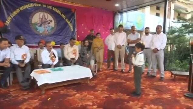 बच्चों की मासूमियत और उनके सवाल हमेशा दिल को छू जाते हैं।
नादौन के राजकीय वरिष्ठ माध्यमिक पाठशाला, रैल में जब इस नन्हे-मुन्ने ने बड़ी ही मासूमियत से पूछा "आपका हेलीकॉप्टर कहाँ है?" तो चेहरे पर अपने आप मुस्कान आ गई।
Sukhvinder Singh Sukhu