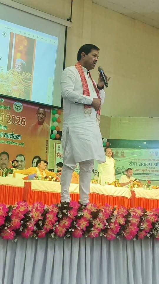 केंद्रीय राज्य मंत्री बीएल बर्मा ने छात्र, छात्राओं से संवाद कर एक छात्रा के सबाल "पढाई के साथ समाज सेवा कैसे करें " का मार्मिक टिप्स दिया