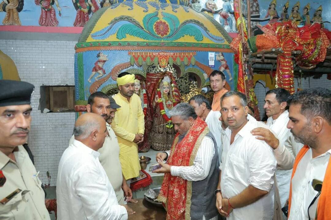 हरियाणा सरकार के कैबिनेट मंत्री ने पाथरी गांव के सींक पाथरी मंदिर में ‘आशीर्वाद का दीया’ कार्यक्रम में मंत्री श्री कृष्ण लाल पंवार ने सेवा का संदेश दिया।
Krishan Lal Panwar