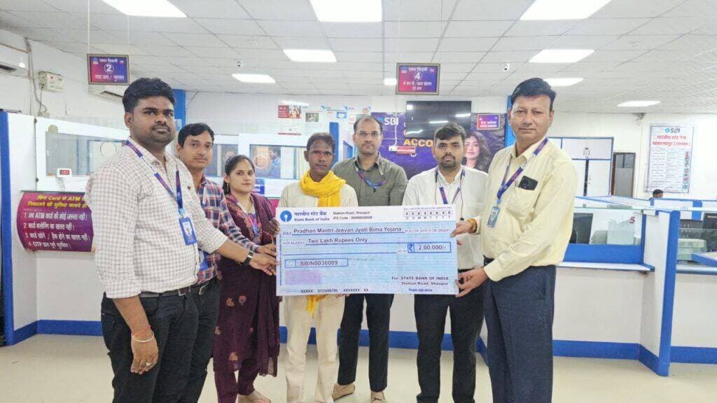 सेवा की कहानी
436 रुपये के वार्षिक प्रीमियम ने परिवार को दिया 2 लाख रुपये का आर्थिक संबल
----
कठिन समय में छोटी-सी आर्थिक सुरक्षा भी परिवार के लिए बड़ी राहत बन जाती है। प्रधानमंत्री जीवन ज्योति बीमा योजना ऐसी ही योजना है, जिसने ग्राम बहरावदा निवासी श्री बनवारी सुमन के परिवार को संकट की घड़ी में आर्थिक सहारा प्रदान किया।
स्वर्गीय श्रीमती कुंती बाई पत्नी श्री बनवारी सुमन का बचत खाता भारतीय स्टेट बैंक की स्टेशन रोड श्योपुर शाखा में था। उन्होंने अपने बैंक खाते के माध्यम से प्रधानमंत्री जीवन ज्योति बीमा योजना का बीमा कवर लिया था। इसके लिए वे सालाना 436 रुपये का प्रीमियम जमा करती थीं।
करीब एक वर्ष पूर्व सर्पदंश के कारण श्रीमती कुंती बाई का असामयिक निधन हो गया। परिवार के लिए यह बेहद कठिन समय था। ऐसे समय में प्रधानमंत्री जीवन ज्योति बीमा योजना उनके परिवार के लिए आर्थिक संबल बनकर सामने आई।
योजना के तहत श्री बनवारी सुमन को नॉमिनी के रूप में बीमा क्लेम की प्रक्रिया पूरी कराई गई। आवश्यक प्रक्रिया पूर्ण होने के बाद भारतीय स्टेट बैंक, स्टेशन रोड शाखा श्योपुर द्वारा श्री बनवारी सुमन को ’’2 लाख रुपये की बीमा राशि का चेक’’ प्रदान किया गया।
छोटी बचत, बड़ी सुरक्षा
सालाना 436 रुपये के प्रीमियम से प्राप्त 2 लाख रुपये की बीमा राशि ने आर्थिक कठिनाई के दौर में परिवार को महत्वपूर्ण सहायता प्रदान की। यह उदाहरण बताता है कि आकस्मिक परिस्थितियों में बीमा सुरक्षा परिवार के लिए कितना उपयोगी साबित हो सकती है।
श्री बनवारी सुमन ने बताया कि परिवार पर आए संकट के समय बीमा राशि मिलने से उन्हें काफी सहारा मिला है। उन्होंने प्रधानमंत्री जीवन ज्योति बीमा योजना जैसी जनकल्याणकारी योजना के लिए प्रधानमंत्री श्री नरेन्द्र मोदी के प्रति आभार व्यक्त किया।
प्रधानमंत्री जीवन ज्योति बीमा योजना’’ पात्र बचत खाताधारकों को निर्धारित वार्षिक प्रीमियम पर 2 लाख रुपये का जीवन बीमा कवर उपलब्ध कराती है। बीमित व्यक्ति की मृत्यु होने पर योजना की निर्धारित शर्तों एवं पात्रता के अनुसार नॉमिनी को बीमा राशि का भुगतान किया जाता है।
यह कहानी इस बात का उदाहरण है कि बैंक खाते से जुड़ा कम लागत वाला बीमा कवर, विपरीत परिस्थितियों में परिवार के लिए महत्वपूर्ण आर्थिक सुरक्षा बन सकता है।
-
CM Madhya Pradesh
Jansampark Madhya Pradesh
<nis:link nis:type=tag nis:id=jansamparkmp nis:value=JansamparkMP nis:enabled=true nis:link/>
<nis:link nis:type=tag nis:id=sheopur nis:value=sheopur nis:enabled=true nis:link/>