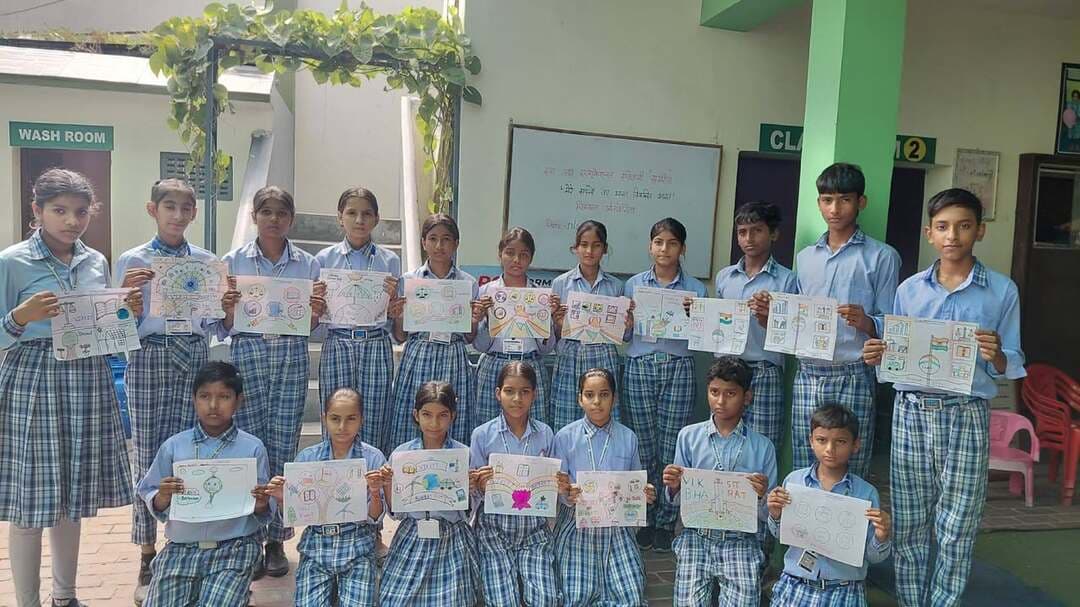 #संगरिया में ‘मेरे सपनों का भारत-विकसित भारत’ चित्रकला प्रतियोगिता का आयोजन
संगरिया की आवाज़।
संगरिया। ब्लॉक के समस्त राजकीय व निजी विद्यालयों में गुरुवार को ‘मेरे सपनों का भारत-विकसित भारत’ विषय पर चित्रकला प्रतियोगिता का आयोजन किया गया। राज्य सरकार के निर्देशानुसार आयोजित इस कार्यक्रम में विद्यार्थियों ने अपनी कल्पनाओं के रंगों से विकसित भारत का चित्रण किया।
ब्लॉक शिक्षा अधिकारी सीमा भल्ला ने बताया कि प्रतियोगिता में विद्यार्थियों ने उत्साह से भाग लिया। बच्चों ने अपने चित्रों के माध्यम से देश की विकास यात्रा, आधुनिक सुविधाओं, डिजिटल इंडिया, स्वच्छ भारत, हरित पर्यावरण, शिक्षा-स्वास्थ्य और अन्य उपलब्धियों को रंग-बिरंगे अंदाज़ में प्रस्तुत किया।
ब्लॉक शिक्षा अधिकारी ने बताया कि विद्यालय स्तर से श्रेष्ठ 03 प्रतिभागियों का चयन कर ब्लॉक स्तर पर भेजा जाएगा। ब्लॉक स्तर पर प्रथम 03 स्थान प्राप्त करने वाले प्रतिभागी 28 सितंबर को जिला स्तरीय चित्रकला प्रतियोगिता में भाग लेंगे।
यहां बता दें कि प्रतियोगिता केंद्र सरकार के ‘सेवा संकल्प अभियान’ के तहत आयोजित की गई, जिसका उद्देश्य विद्यार्थियों को देश की विकास यात्रा से जोड़ना और उनकी रचनात्मक सोच को मंच देना है।
संगरिया की आवाज़