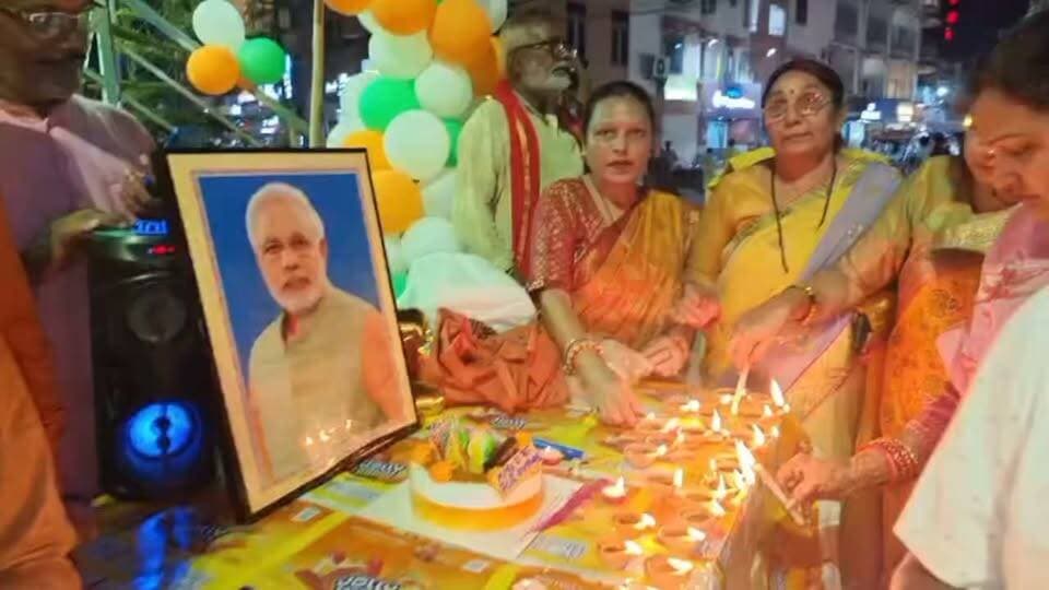 पीएम मोदी के जन्मदिन पर जश्न, आतिशबाजी से लेकर दीयों की रोशनी तक दिखा उत्साह