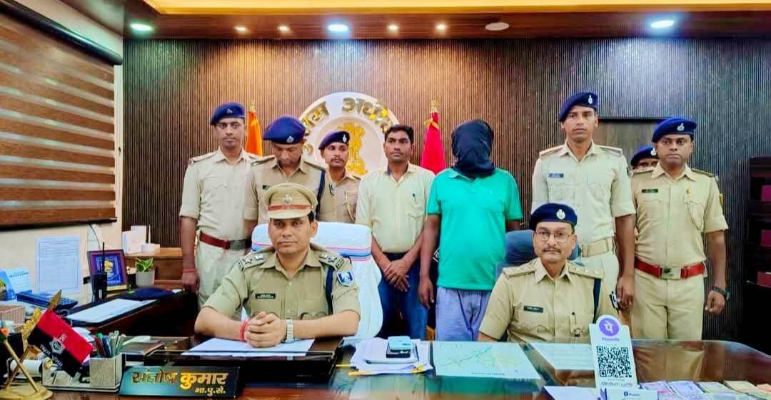 किशनगंज पुलिस ए०एन०टी०एफ० द्वारा अवैध मादक पदार्थ (एम०डी०एम०ए० / हेरोईन) तस्करी के 01 तस्कर को किया गया गिरफ्तार। वही गिरफ्तार अभियुक्त के पास से 405 ग्राम ब्राउन सुगर (हेरोईन), 183 ग्राम एम०डी०एम०ए०, कुल 588 ग्राम अवैध मादक पदार्थ किया गया बरामद। गिरफ्तार अभियुक्त के पास से 01 (एक) देशी कट्टा, 1,01,300/- (एक लाख एक हजार तीन सौ) रूपया नगद, 06 मोबाईल फोन एवं 06 डेविट कार्ड भी किया गया बरामद।
405 ग्राम ब्राउन सुगर (हेरोईन) एवं 183 ग्राम एम०डी०एम०ए० कुल-588 ग्राम अवैध मादक पदार्थ, जिसका अन्तर्राष्ट्रीय बाजार मूल्य करीब 1 करोड़ 30 लाख रूपया आंका गया है। किशनगंज पुलिस कप्तान संतोष कुमार द्वारा प्रेस कॉन्फ्रेंस कर जानकारी दी
#viralreels #viralchallenge #viralreelschallenge #videogames #viralpost #vacaciones #newyork #2026Goals