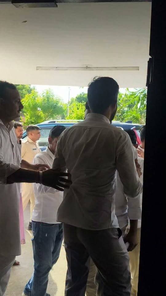 कड़ी सुरक्षा में कांग्रेस के पार्षद पहुंचे SDM ऑफिस