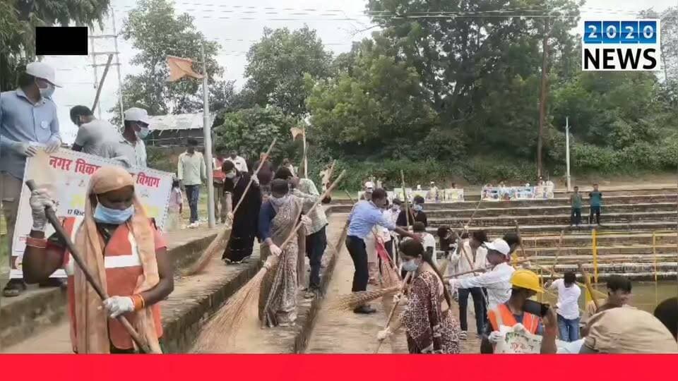 पटना के बिहटा स्थित नगर परिषद की ओर से स्वच्छता ही सेवा कार्यक्रम के तहत सेवा पखवाड़ा कार्यक्रम का हुआ शुभारंभ, कार्यक्रम का शुभारंभ नगर सभापति प्रियंका कुमारी समेत कई लोगों ने संयुक्त रूप से किया. #CityCouncil #CleanlinessDrive #Inauguration #bihtapatna #trendingreels