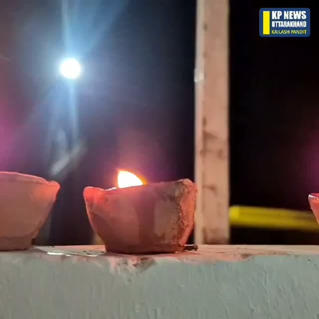 किच्छा।पूर्व विधायक राजेश शुक्ला के कार्यालय में दीप प्रज्वलित कर मनाया गया प्रधानमंत्री नरेंद्र मोदी का जन्मदिन