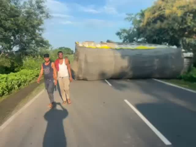 *सानौधा थाना क्षेत्र के साजली पेट्रोल पंम के सामने पलटे दो ट्रक । #viralreels #foryouシ #trending #nonfollowers #viralvideos