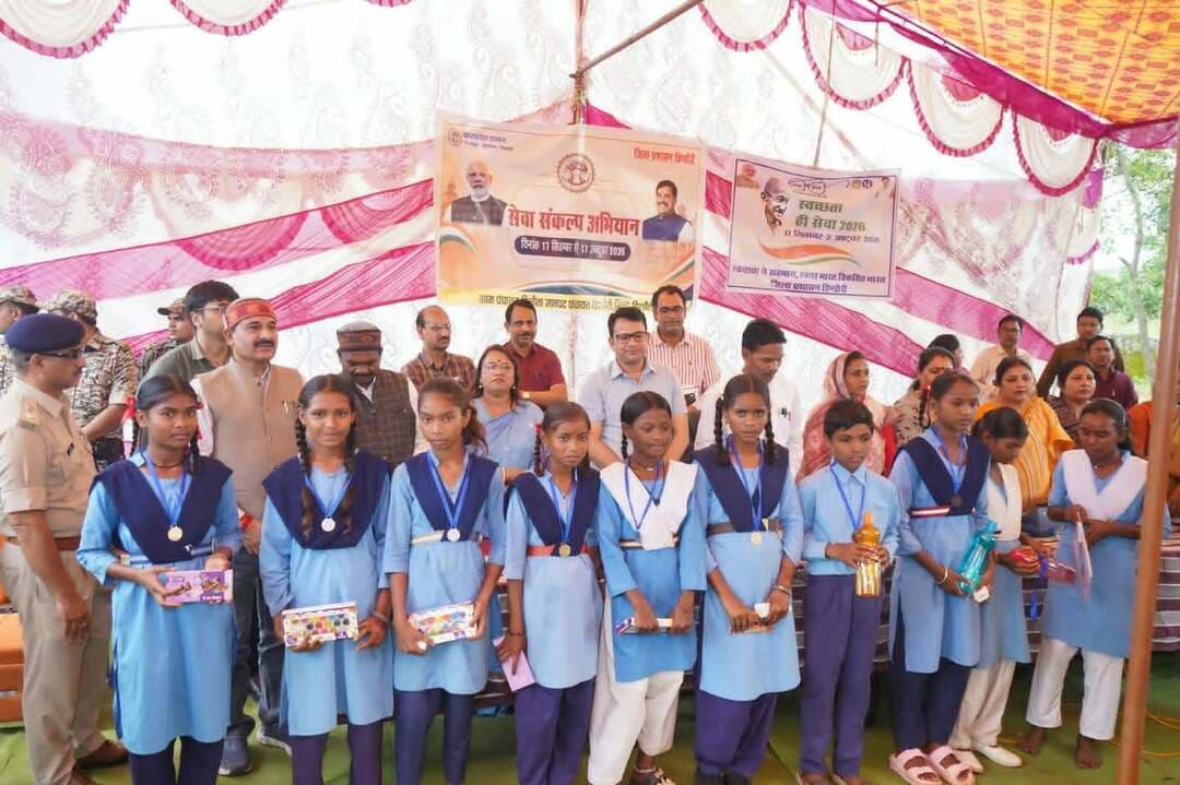 सेवा संकल्प अभियान में उमड़ा जनसैलाब, जनप्रतिनिधियों ने किया रक्तदान
प्रधानमंत्री नरेंद्र मोदी के जन्मदिन पर हिनोता में आयोजन, ग्रामीणों को जनकल्याणकारी योजनाओं की दी गई जानकारी
प्रधानमंत्री नरेंद्र मोदी के जन्मदिन के अवसर पर सेवा संकल्प अभियान के अंतर्गत डिंडौरी मंडल के ग्राम हिनोता में कार्यक्रम आयोजित किया गया। आयोजन में बड़ी संख्या में ग्रामीणों और आमजन ने सहभागिता की। कार्यक्रम के दौरान विभिन्न शासकीय जनकल्याणकारी योजनाओं की जानकारी दी गई और पात्र हितग्राहियों को योजनाओं का लाभ लेने की प्रक्रिया के बारे में बताया गया।
कार्यक्रम के दौरान सेवा और सहयोग का संदेश देते हुए जनप्रतिनिधियों एवं कार्यकर्ताओं ने रक्तदान किया। आयोजकों के अनुसार, रक्तदान के माध्यम से जरूरतमंद मरीजों की सहायता और समाज में रक्तदान के प्रति जागरूकता का संदेश देने का प्रयास किया गया।
वक्ताओं ने कहा कि शासन की योजनाओं का लाभ समाज के अंतिम पंक्ति में खड़े पात्र व्यक्ति तक पहुंचाना सामूहिक जिम्मेदारी है। उन्होंने ग्रामीणों से योजनाओं की जानकारी लेने और पात्रता के अनुसार उनका लाभ लेने की अपील की।
कार्यक्रम में भाजपा प्रदेश सदस्य नरेंद्र सिंह राजपूत, भाजपा जिलाध्यक्ष चमरू नेताम, महेश धूमकेती ,सुधीर तिवारी, मंडल अध्यक्ष आशीष वैश्य, महिला मोर्चा अध्यक्ष कीर्ति गुप्ता, हेमसिंह राजपूत सहित पार्टी पदाधिकारी एवं कार्यकर्ता मौजूद रहे। विभिन्न विभागों के अधिकारी-कर्मचारियों ने भी कार्यक्रम में सहभागिता की।
सेवा संकल्प अभियान के तहत आयोजित कार्यक्रम में सेवा, सहयोग और जनकल्याण से जुड़े संदेशों पर जोर दिया गया। साथ ही आमजन को शासकीय योजनाओं से जोड़ने और पात्र हितग्राहियों तक योजनाओं का लाभ पहुंचाने की दिशा में जानकारी साझा की गई।
जनहित का सवाल यह है कि योजनाओं की जानकारी और जागरूकता के साथ पात्र हितग्राहियों को वास्तविक लाभ भी समय पर मिले। ग्रामीणों की समस्याओं को मौके पर सुना जाए, पात्र लोगों के आवेदन की प्रक्रिया सरल हो और शासन की योजनाओं का लाभ अंतिम व्यक्ति तक पहुंचे—तभी ऐसे सेवा आयोजनों का उद्देश्य धरातल पर पूरी तरह सार्थक माना जाएगा।
#SevaSankalpAbhiyan #Dindori #Hinota #MadhyaPradesh #BloodDonation