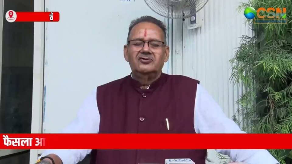 फैसला अदालत को सुनाना था... लेकिन उससे पहले ही क्लीन चिट की खबर बाहर आ गई!
उत्तराखंड के मंत्री गणेश जोशी के आय से अधिक संपत्ति मामले में बड़ा मोड़ सामने आया है।
8 सितंबर को नैनीताल हाईकोर्ट में सुनवाई पूरी हुई और फैसला सुरक्षित रख लिया गया था। लेकिन इसके बाद मंत्री गणेश जोशी ने मीडिया के सामने दावा कर दिया कि उनके खिलाफ दाखिल याचिका खारिज हो चुकी है और उन्हें राहत मिल गई है।
यानी अदालत का फैसला सार्वजनिक तौर पर आया नहीं था, लेकिन मंत्री की तरफ से फैसले के नतीजे की घोषणा पहले ही कर दी गई।
अब कहानी में बड़ा ट्विस्ट ये है कि जिस फैसले को लेकर मंत्री ने क्लीन चिट मिलने की बात कही थी, वो फैसला उस पीठ ने सुनाया ही नहीं।
हाईकोर्ट ने मामले को दूसरी पीठ के सामने रखने के लिए मुख्य न्यायाधीश के समक्ष भेज दिया है। अब नई पीठ इस मामले में आगे की सुनवाई करेगी।
याचिकाकर्ता की ओर से सवाल उठाया गया है कि जब फैसला सुनाया ही नहीं गया था, तो मंत्री को उसके नतीजे की जानकारी कैसे मिली?
हालांकि, इस सवाल का अंतिम जवाब अदालत की आगे की कार्यवाही और आधिकारिक रिकॉर्ड से ही स्पष्ट होगा।
फिलहाल इतना साफ है कि गणेश जोशी को इस मामले में हाईकोर्ट से कोई अंतिम न्यायिक ‘क्लीन चिट’ नहीं मिली है।
अब सबसे बड़ा सवाल यही है—
“फैसला आया नहीं... फिर क्लीन चिट पहले कैसे आ गई?”
#गणेशजोशी #GaneshJoshi #उत्तराखंड #Uttarakhand #नैनीतालहाईकोर्ट #NainitalHighCourt #हाईकोर्ट #HighCourt #आयसेअधिकसंपत्ति #DisproportionateAssets #क्लीनचिट #CleanChit #कोर्टफैसला #CourtVerdict #कोर्टन्यूज #CourtNews #उत्तराखंडन्यूज #UttarakhandNews #राजनीति #PoliticalNews #BreakingNews #LatestNews #HindiNews #NewsUpdate #BigNews #ViralNews #TrendingNews #CourtCase #Justice #HighCourtNews