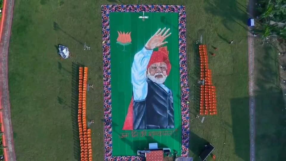 1 लाख 40 हजार दिए से बनाए गए प्रधानमंत्री नरेन्द्र मोदी की चित्र👇
