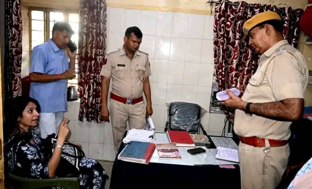 बिहार में खगड़िया के एसपी की लव स्टोरी: IPS भानु प्रताप सिंह जिस पूजा ने घर से भागकर की शादी, वो अब मांग रहीं है न्याय
✍️ खगड़िया से एक संवाददाता
बिहार कैडर में भारतीय पुलिस सेवा के 2021 बैच के IPS अधिकारी भानु प्रताप सिंह इन दिनों सुर्खियों में हैं, उनके प्यार और सफलता की कहानी किसी फिल्म की तरह रही है, लेकिन इन दिनों उनका अपनी पत्नी पूजा के साथ गंभीर घरेलू विवाद चल रहा है।
पत्नी की घर के दरवाजे के बाहर बैठे रहने की तस्वीरें सोशल मीडिया पर जमकर वायरल हो रही हैं, IPS भानु प्रताप सिंह मूल रूप से उत्तर प्रदेश के फतेहपुर सीकरी के रहने वाले हैं।
पूजा के अनुसार, भानु प्रताप सिंह उनके फौजी मौसा के दोस्त के बेटे हैं, दोनों की पहली मुलाकात साल 2015 में कोलकाता में एक पारिवारिक कार्यक्रम के दौरान हुई थी, उस समय भानु प्रताप राजस्थान के भरतपुर में किराए के मकान में रहकर संघ लोक सेवा आयोग की तैयारी कर रहे थे, इस दौरान दोनों की दोस्ती धीरे-धीरे प्यार में बदल गई, हालांकि, पूजा के घरवाले इस रिश्ते से खुश नहीं थें।
परिवार वालों के फैसले के खिलाफ जाकर पूजा एक रात हावड़ा-जोधपुर एक्सप्रेस ट्रेन पकड़कर भरतपुर में भानु प्रताप सिंह के पास पहुंच गईं, इसके बाद दोनों ने लव मैरिज कर ली, इस शादी में पूजा की तरफ से केवल उनकी मां और मौसी का परिवार शामिल हुआ था, जबकि भानु प्रताप का पूरा परिवार मौजूद था।
साल 2020 में भानु प्रताप सिंह ने UPSC की परीक्षा क्रैक की और उन्हें बिहार कैडर में आईपीएस अधिकारी के रूप में सफलता मिली, उसी साल उनके घर बेटी का जन्म हुआ, इससे पहले, साल 2019 के एक मॉक इंटरव्यू के दौरान जाने-माने कोचिंग शिक्षक और दृष्टि आईएएस के संस्थापक डॉ. विकास दिव्यकीर्ति के सामने भानु प्रताप सिंह ने अपनी पत्नी का जिक्र किया था और अपनी शादी वाले दिन को अपने जीवन का सबसे यादगार पल बताया था, उधर, पूजा न्याय की मांग कर रही हैं।
