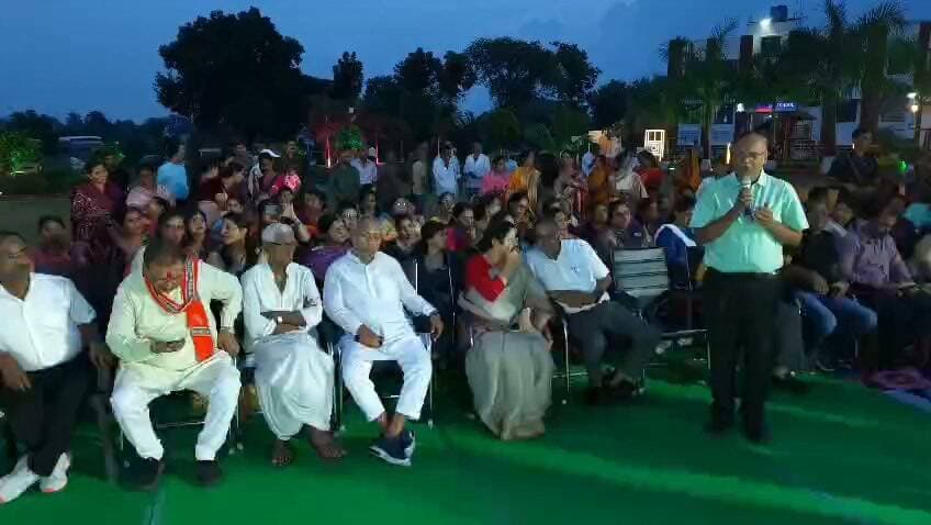 कोडरमा में प्रधानमंत्री नरेंद्र मोदी का 76वां जन्मदिन अनोखे अंदाज में मनाया गया। चाराडीह स्थित केंद्रीय मंत्री अन्नपूर्णा देवी के आवास के समीप करीब डेढ़ लाख दीयों से PM मोदी की लाल पगड़ी वाली मोजेक आर्ट तस्वीर बनाई गई। गिरिडीह के कलाकार सुमित गुंजन ने अपनी 11 सदस्यीय टीम के साथ 15 और 16 सितंबर को दिन-रात मेहनत कर इसे तैयार किया। कार्यक्रम में स्थानीय लोगों ने ‘आशीर्वाद का दीया’ जलाकर PM मोदी के स्वस्थ और दीर्घायु जीवन की कामना की।
#PMModi #NarendraModi #ModiBirthday #PMModiBirthday #Koderma #Jharkhand #KodermaNews #MosaicArt #DiyaArt #AnnapurnaDevi #JhumriTilaiya #JharkhandNews